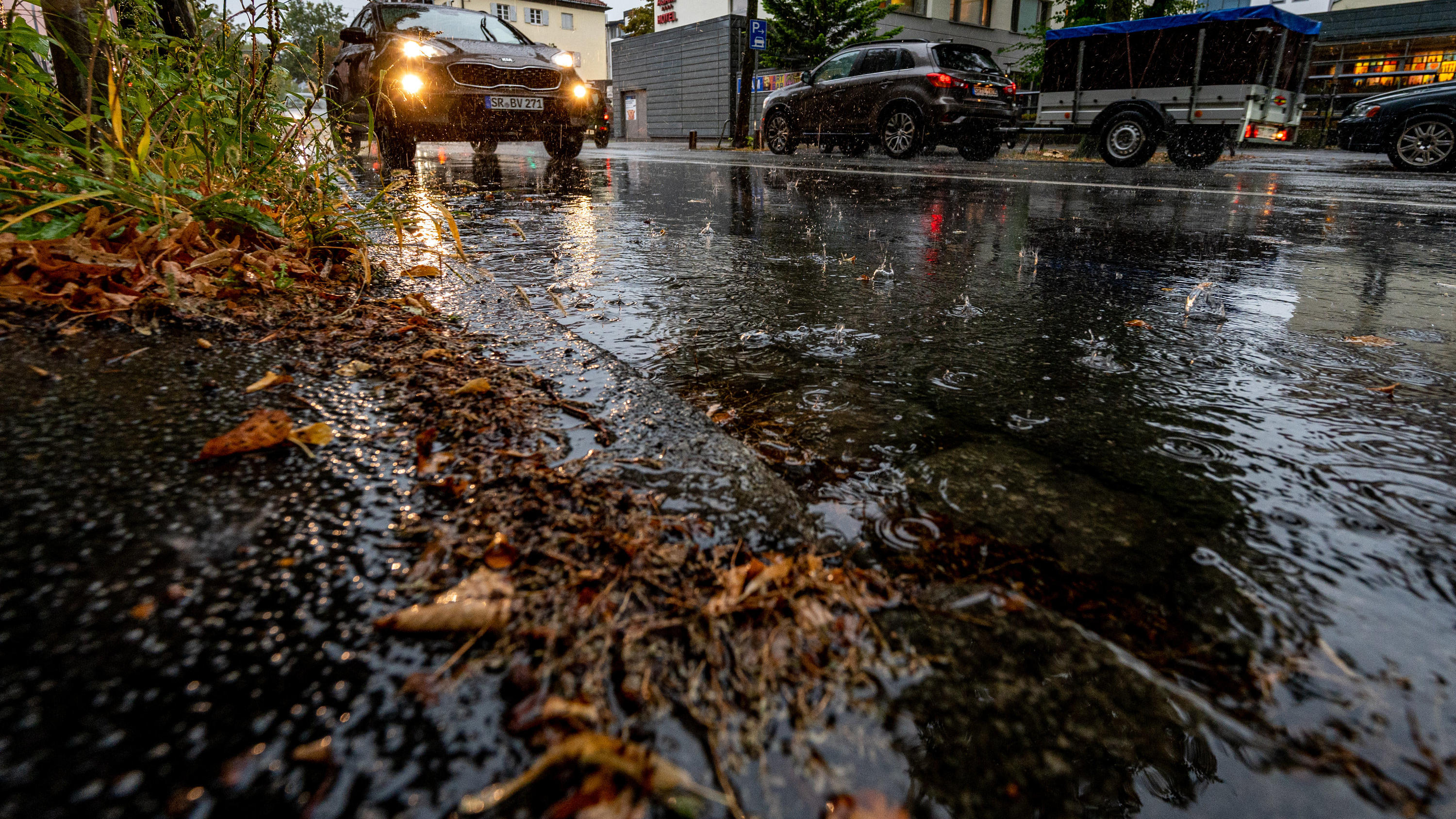 In der Nacht zieht die erste Regenfront im Westen auf Regen und Schauer treten jetzt häufiger auf