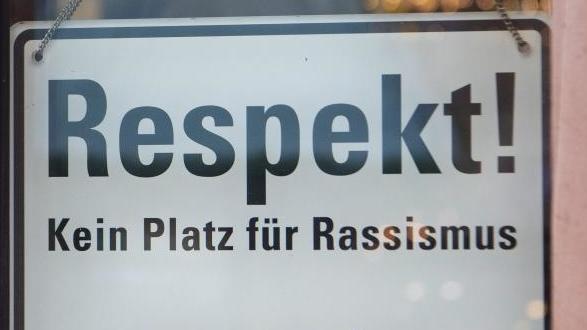 Anti-Rassismus-Schild im Römer