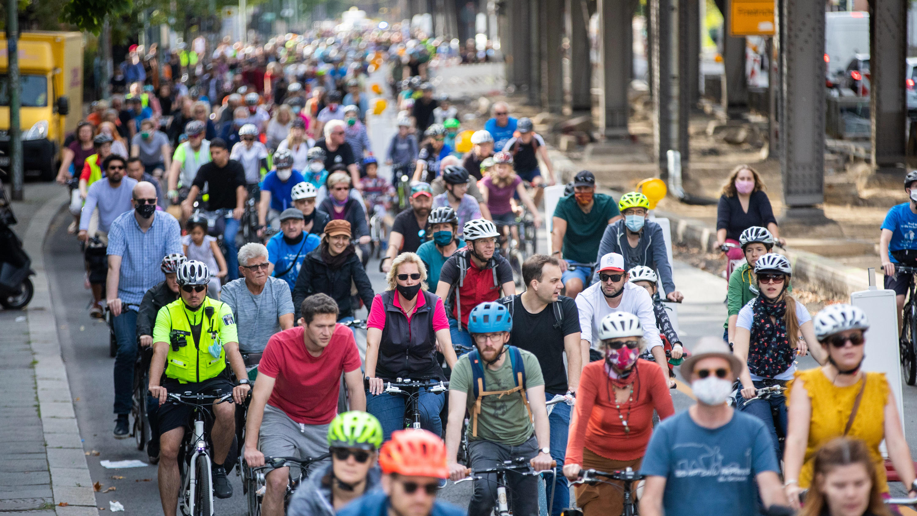So einfach! Die Butter weglassen und Klimaretter sein Teilnehmer einer Fahrraddemonstration unter dem Motto «Rauf aufs Rad für die nächste Generation» fahren über die Gitschiner Straße in Berlin-Kreuzberg. Mit der Kreisfahrt rund um das Berliner Stadtzentrum fordert der Allgemeine De