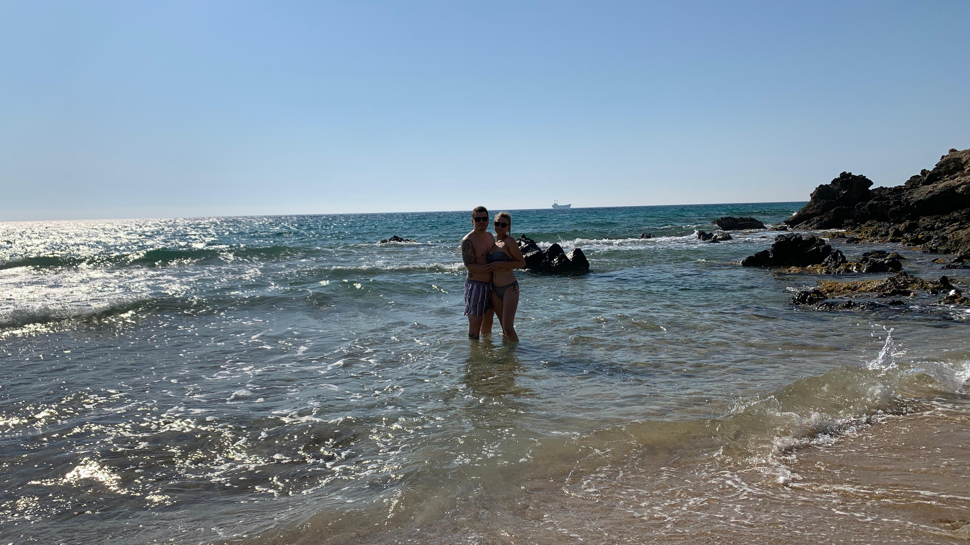 Quarantäne-Chaos auf Zypern: Paar erlebt blanken Wahnsinn statt purer Erholung Paar steht am Strand in kniehohem Wasser