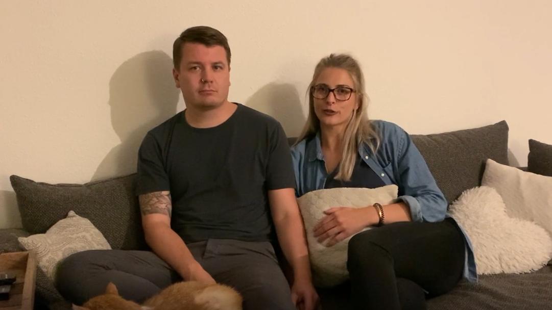 Quarantäne-Chaos auf Zypern: Paar erlebt blanken Wahnsinn statt purer Erholung Paar sitzt auf Wohnzimmercouch