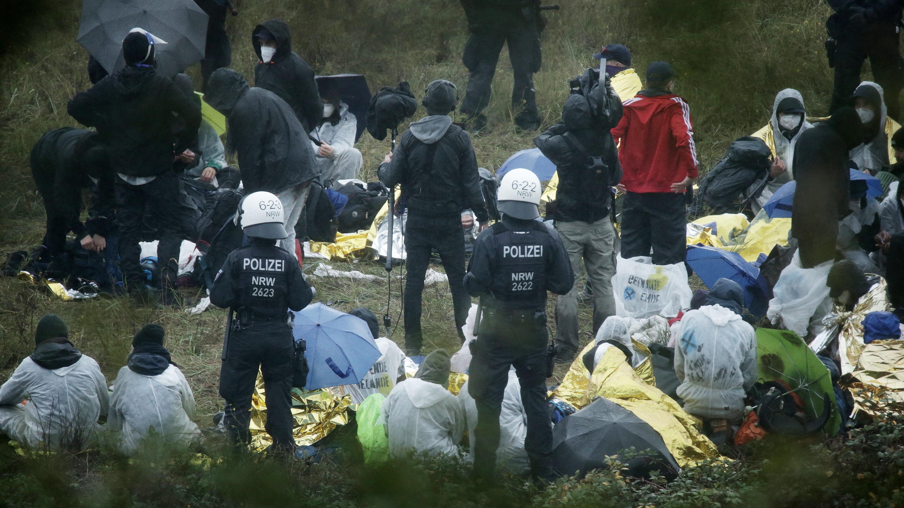 Braunkohle-Proteste: Kohlebunker besetzt, Zugverkehr beeinträchtigt dpatopbilder - 26.09.2020, Nordrhein-Westfalen, Grevenbroich: Ende Gelände Aktivisten sind auf dem Garzweiler Kraftwerk Gelände von der Polizei eingekesselt. Im rheinischen Revier haben am Samstag Protestaktionen gegen die Nutzung der Braunkohle in D