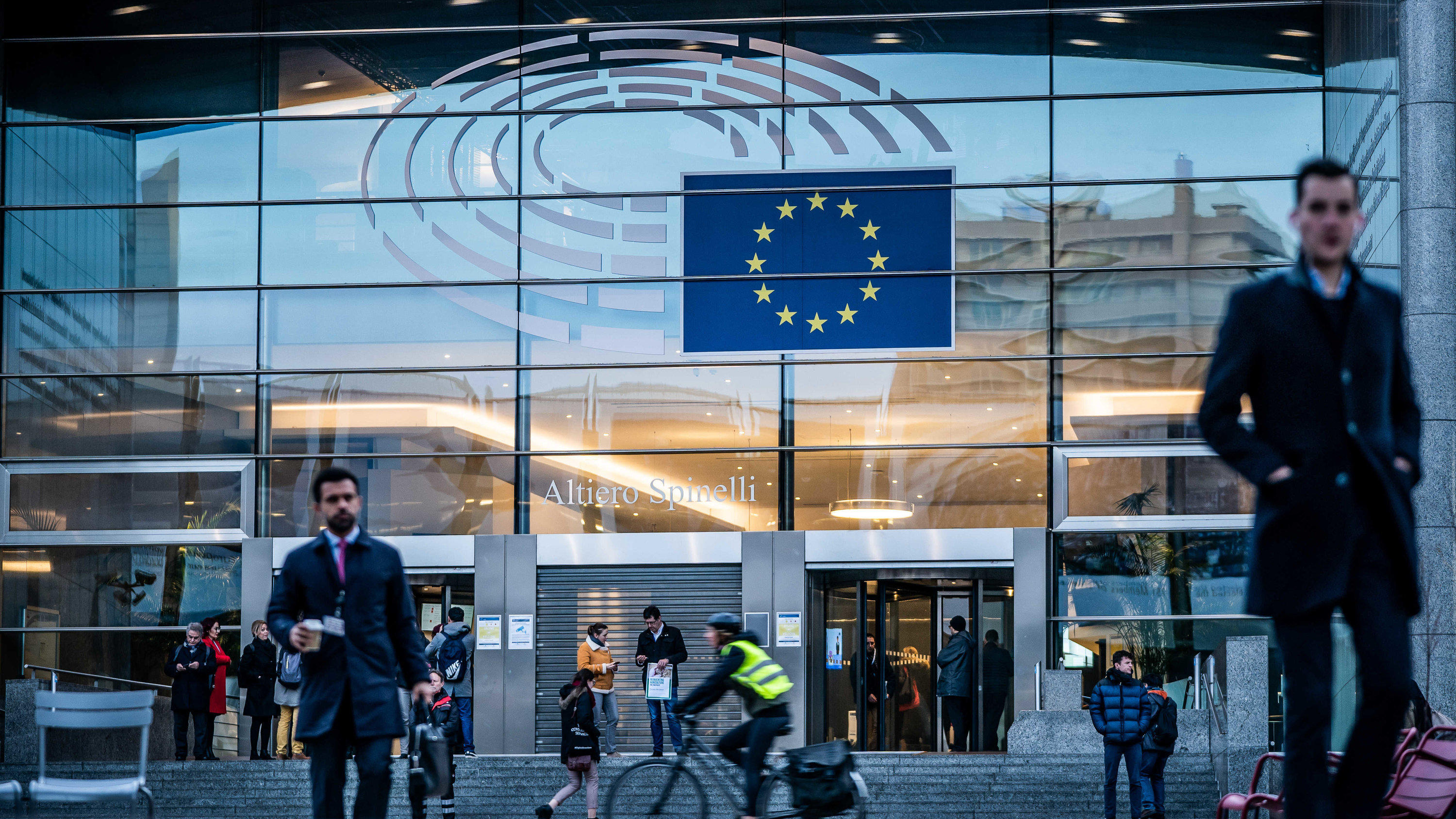 Ganz Schottland und weite Teile der Niederlande jetzt auch Corona-Risikogebiet ARCHIV - 29.01.2020, Belgien, Brüssel: Passanten gehen vor Europäischen Parlaments über die Straße. Die Sitzungswoche des Europaparlaments im französischen Straßburg ist wegen der Corona-Pandemie abgesagt worden. Die September-Sitzung in der kommende