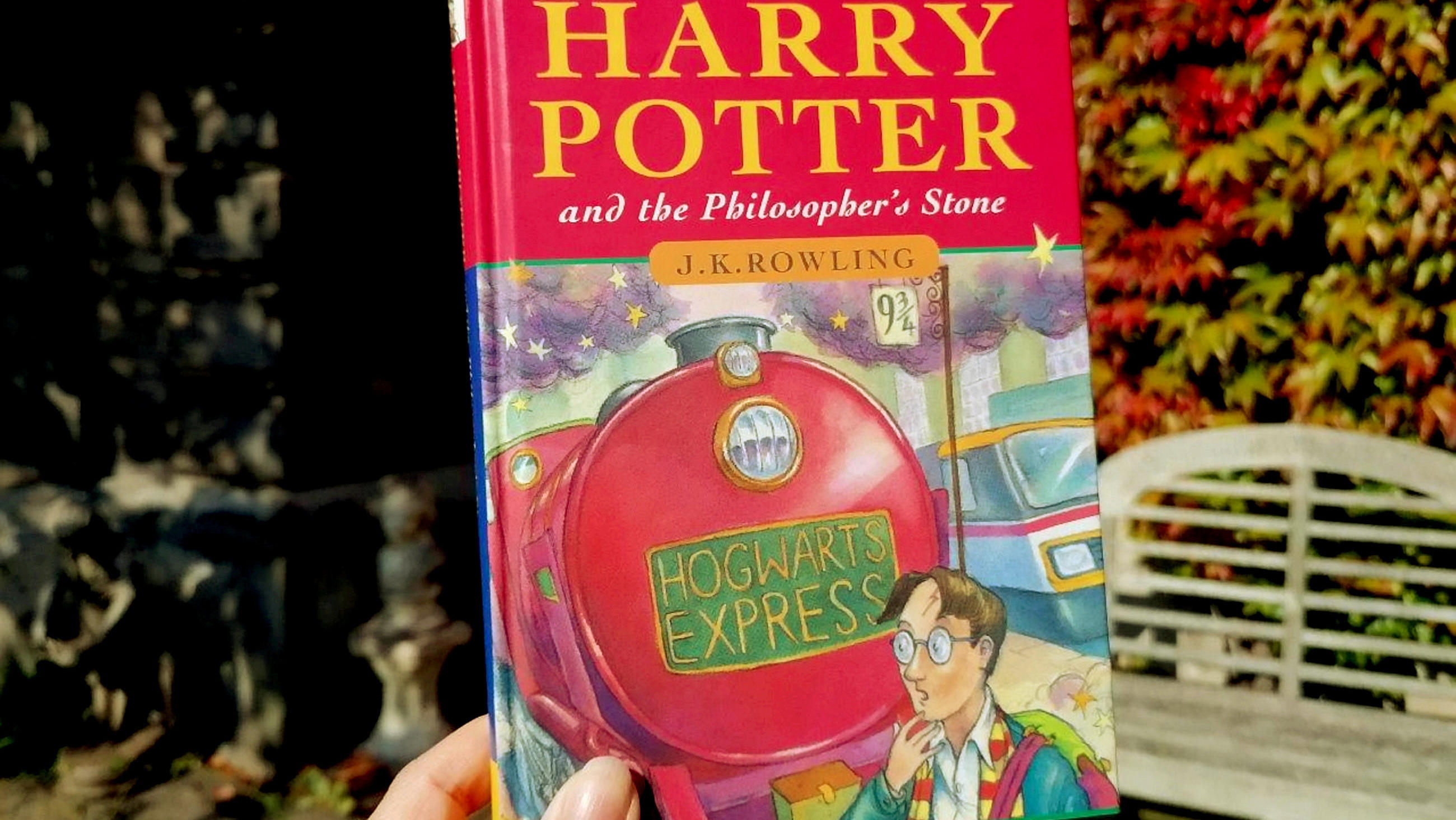Unfassbar: Familienvater bekommt 55.000 Euro für ein „Harry Potter“-Buch Buchdeckel