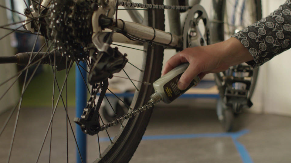 So machen Sie Ihr Fahrrad fit für den Herbst Fahrradkette wird geölt