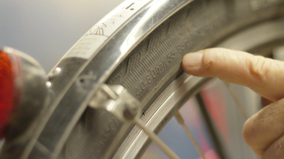 So machen Sie Ihr Fahrrad fit für den Herbst Minimaldruck-Prägung auf Fahrradreifen