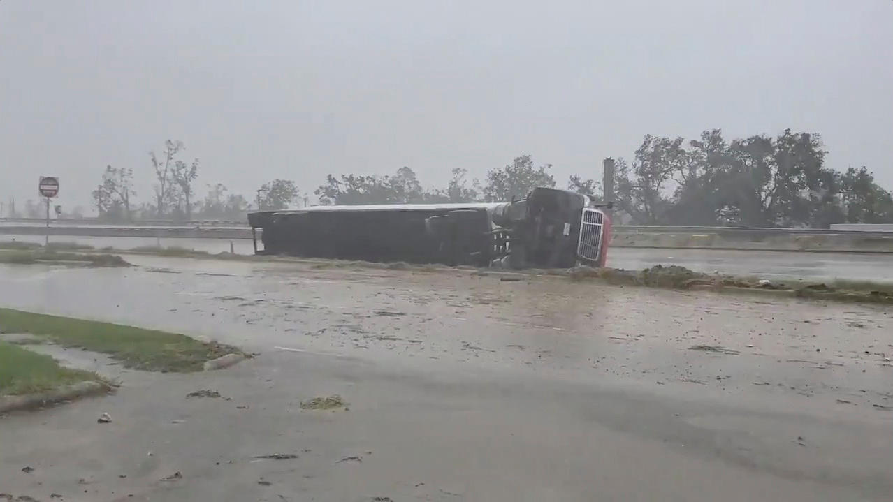 Atlantische Hurrikan-Saison 2020: Louisiana zum vierten Mal getroffen Dieser Truck wurde von den Windböen einfach umgeworfen.