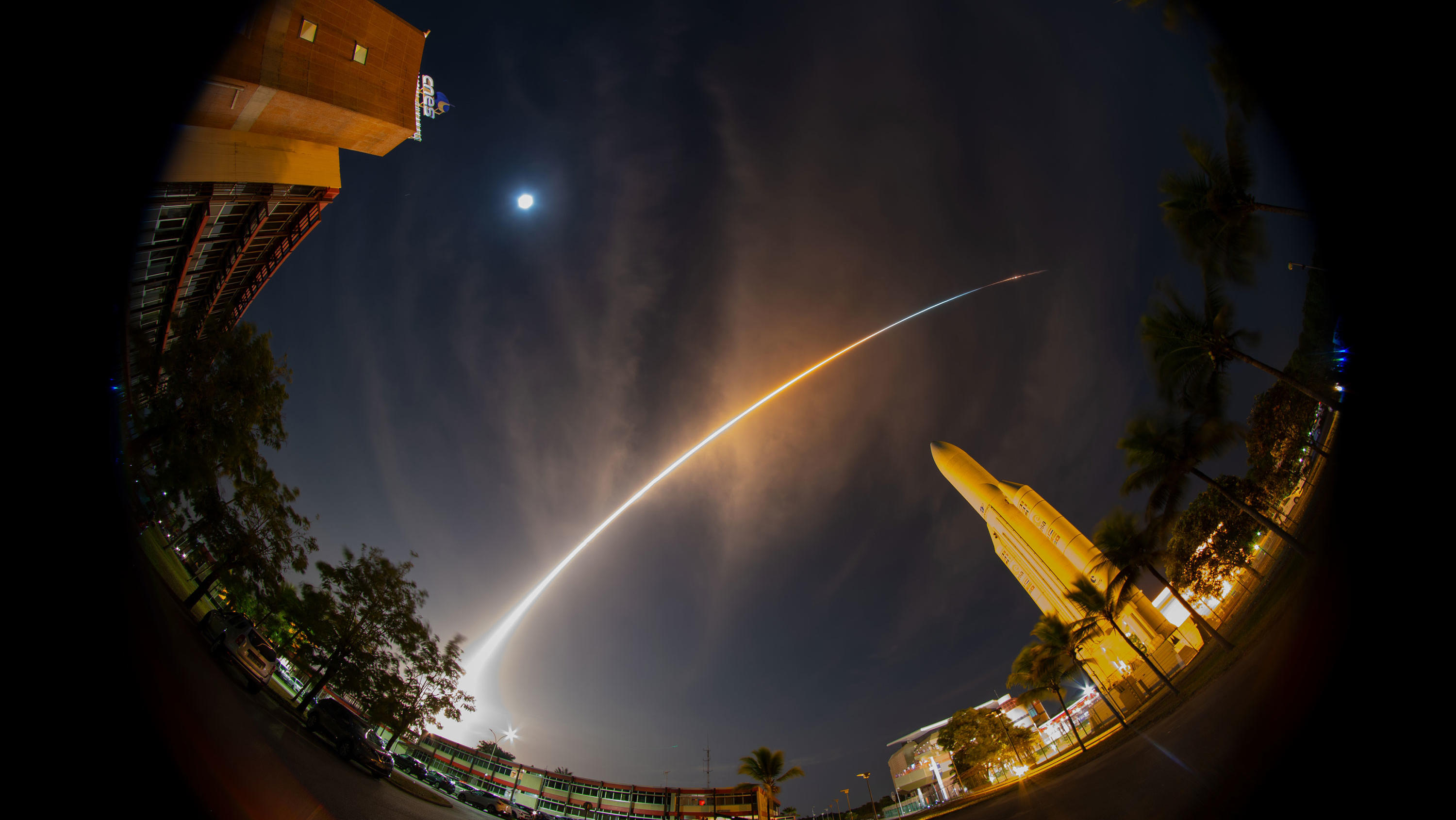 Leben auf der Venus scheint zu existieren ARCHIV - 20.10.2018, Frankreich, Kourou: HANDOUT - Die Trägerrakete Ariane 5 mit der Weltraumsonde BepiColombo an Bord startet vom Weltraumbahnhof Kourou. (zu dpa «Merkur-Sonde «BepiColombo» vor Rendezvous mit der Venus») Foto: Stephane Corvaja/ESA/d