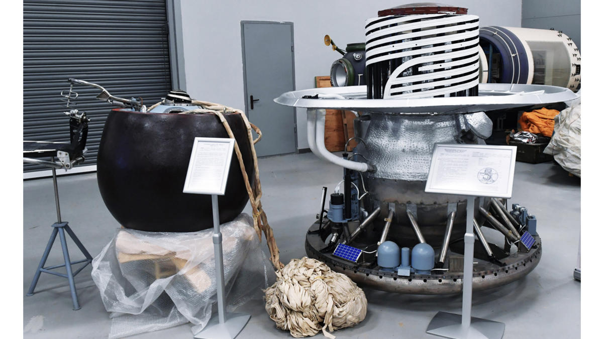 Leben auf der Venus scheint zu existieren Modelle der Venera-Missionen 7 (links) und der Venera 9 stehen als Ausstellungsstücke im Lavochkin Raumfahrtunternehmen in Moskau.