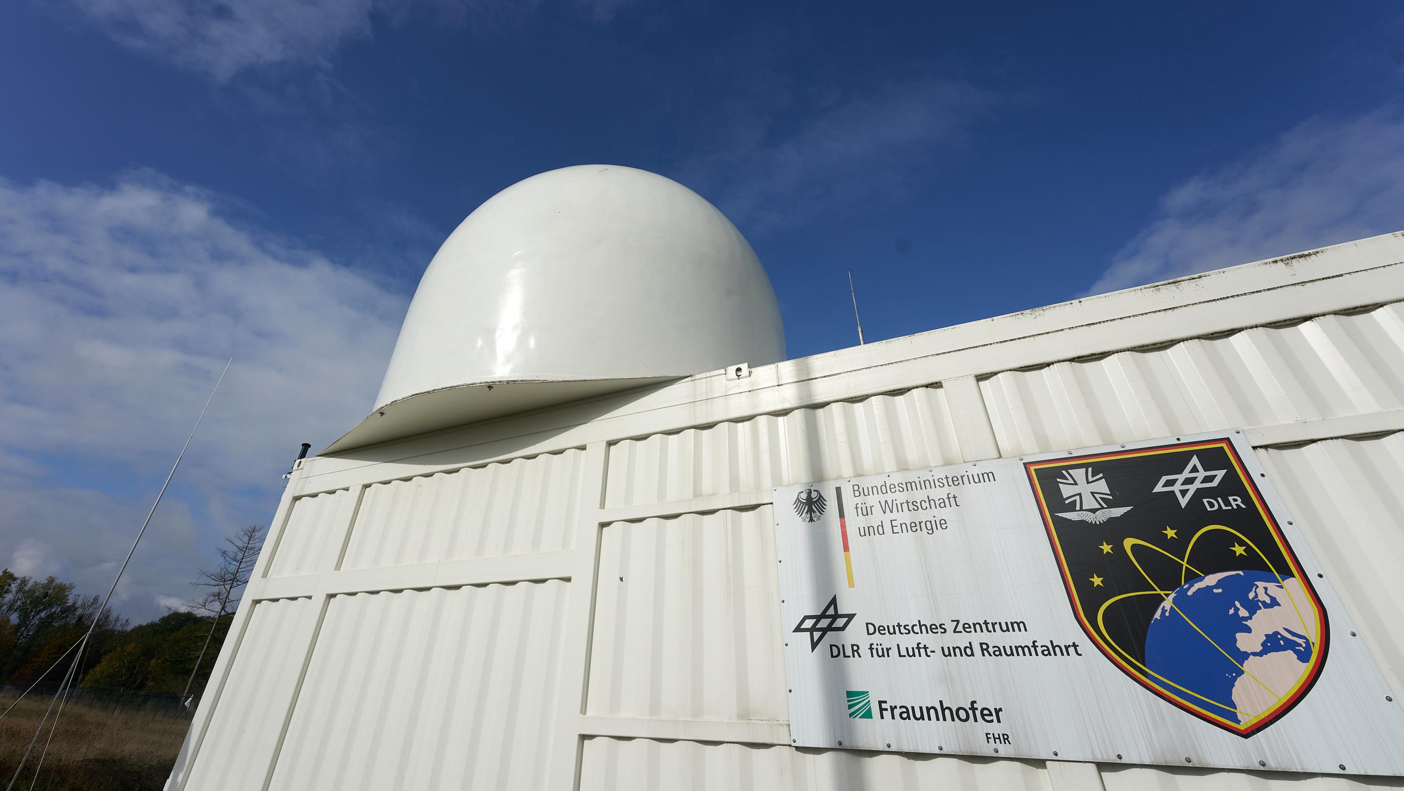 Weltraumschrott: Satellit und Raketenstufe fliegen aufeinander zu 12.10.2020, Rheinland-Pfalz, Koblenz: Einer der zwei mit Radarantennen ausgestatteten Container des Weltraumüberwachungsradars am Rand des Truppenübungsplatzes Schmidtenhöhe. Die Kollisionsgefahr für funktionierende Satelliten. mit Weltraumschrott wä