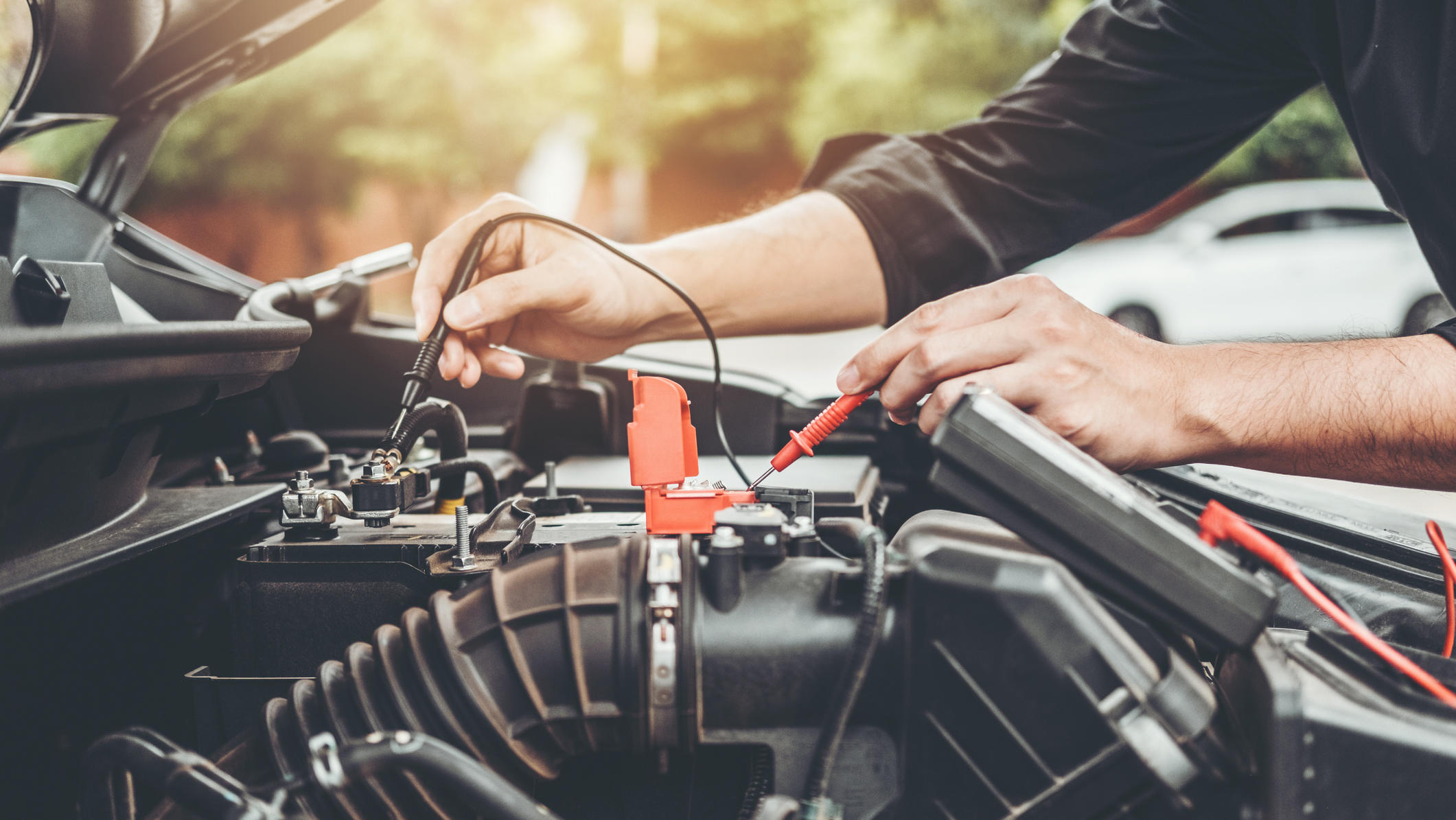Auto winterfest machen: Die 6-Punkte-Checkliste Starthilfekabel im Motorraum.