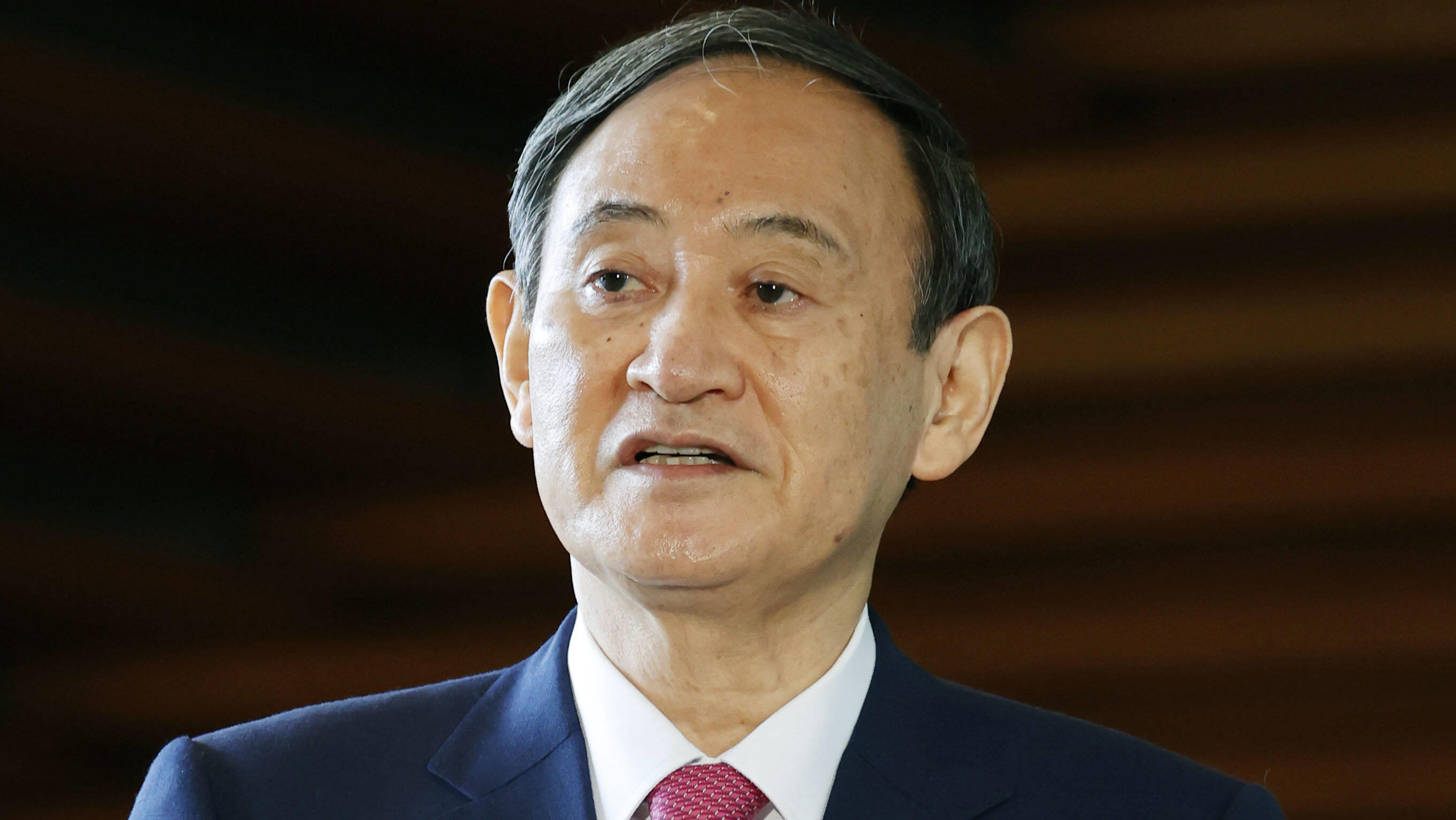 Fukushima-Atomkraftwerk: Verstrahltes Kühlwasser soll ins Meer Japan PM Suga Japanese Prime Minister Yoshihide Suga speaks to reporters at his office in Tokyo on Oct. 16, 2020, a month after he took the post. PUBLICATIONxINxGERxSUIxAUTxHUNxONLY