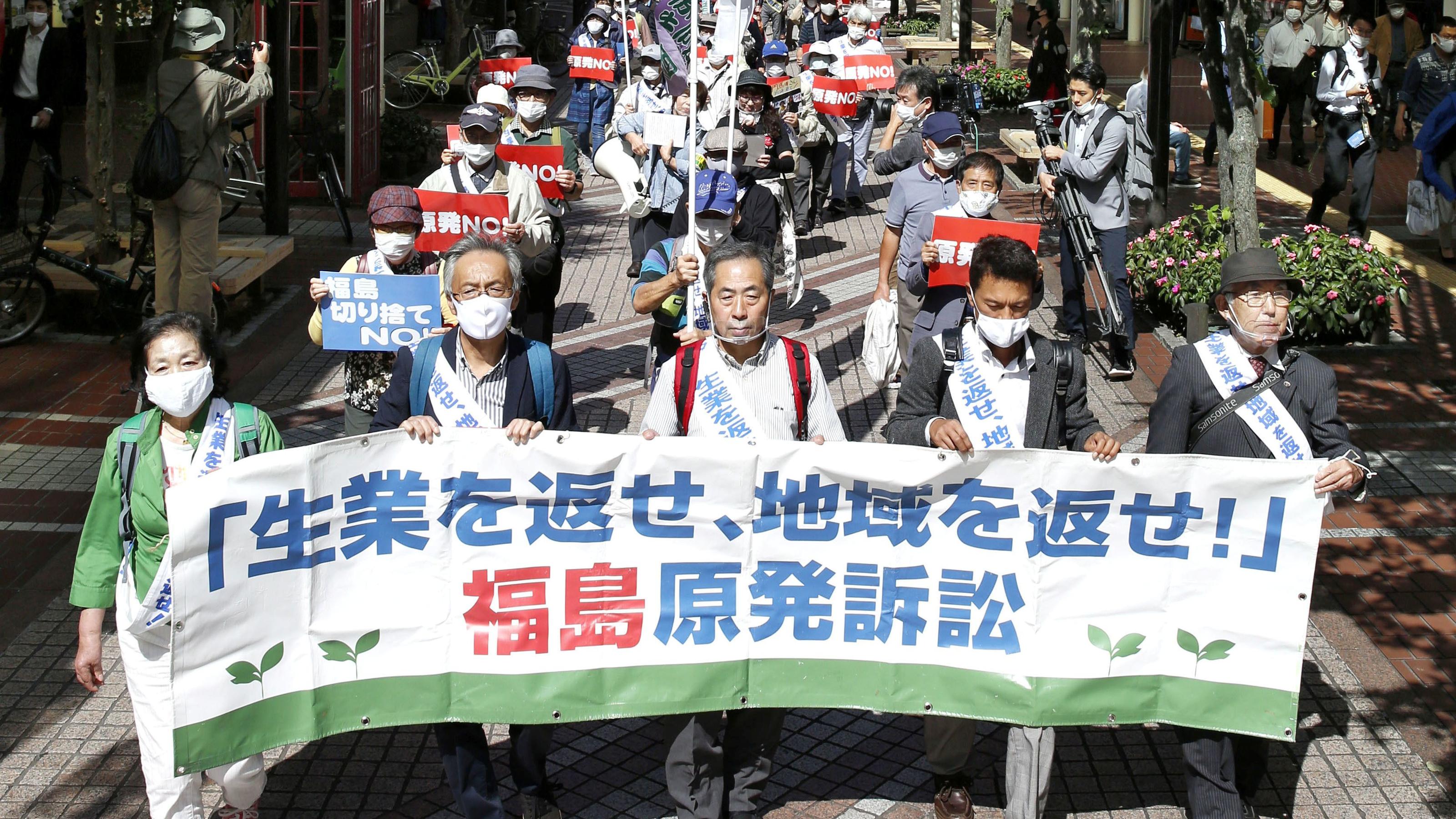 Fukushima-Atomkraftwerk: Verstrahltes Kühlwasser soll ins Meer Members of a group of plaintiffs and their supporters march ahead of the Sendai High Court's ruling on the tsunami-crippled Fukushima Daiichi nuclear power plant disaster in Sendai, northern Japan September 30, 2020 in this photo taken by Kyodo. Mand