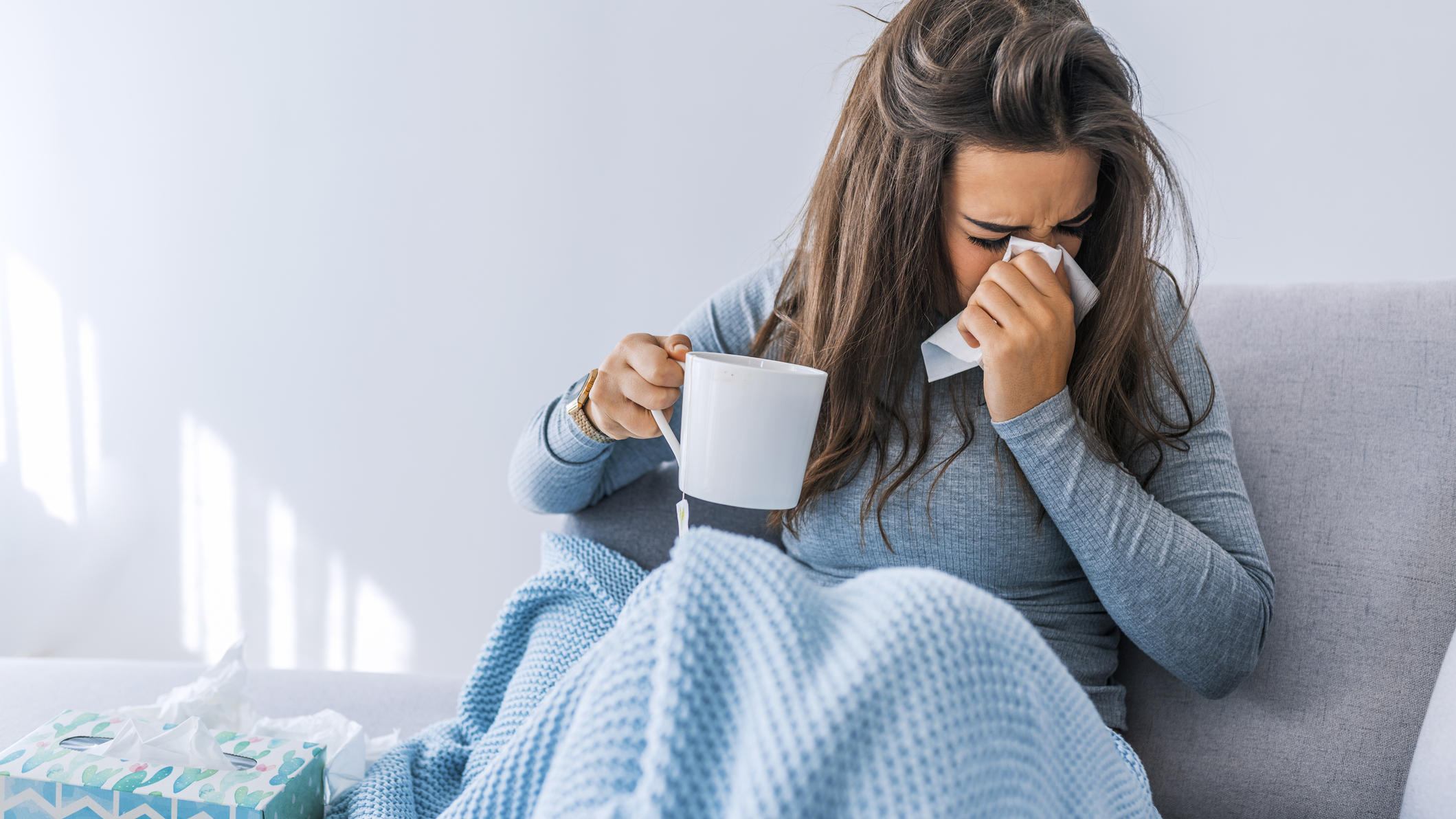 5 Fehler, die eine Erkältung nur noch schlimmer machen Frau mit Erkältung