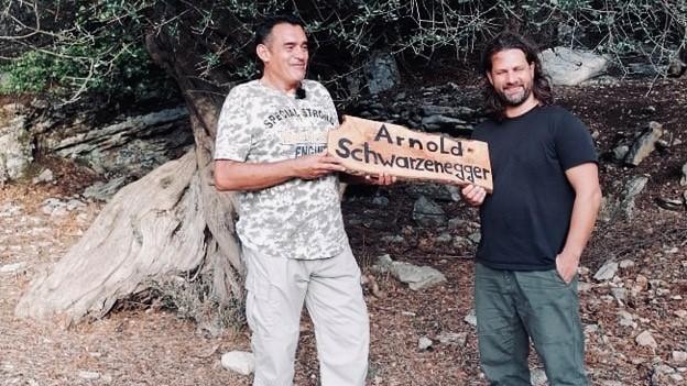 Baumpate werden und auf Kreta alte Olivenhaine schützen Karl und Adam bringen Namensschild Schwarzenegger an