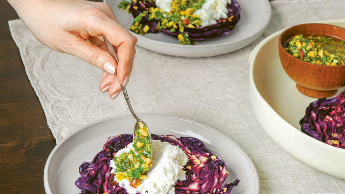 Kitchen-Stories-Kochbuch Ricotta und Haselnuss-Gremolata auf Rotkohl-Steaks