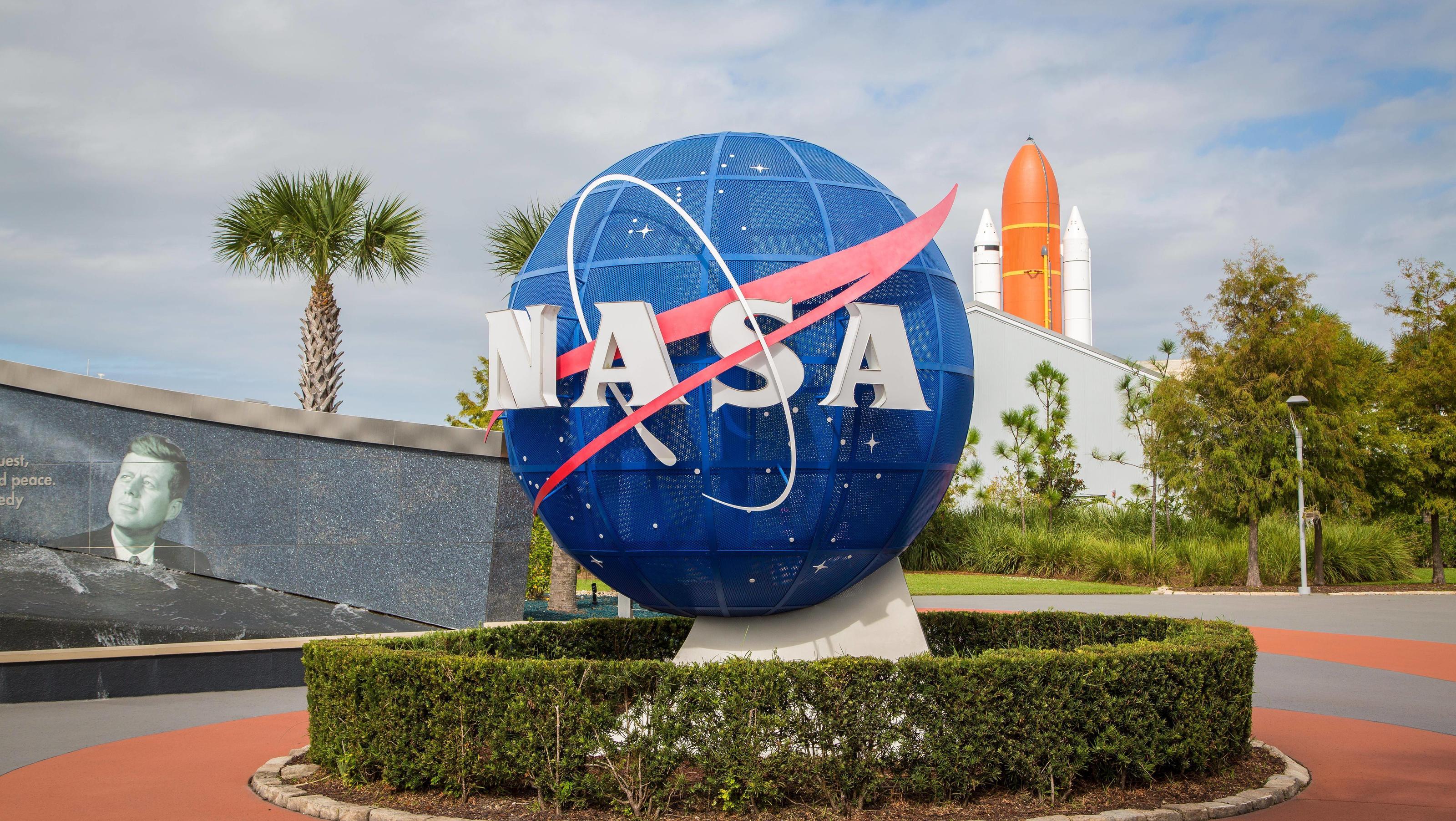 DNA-Bausteine auf der Venus - gibt es jetzt ein Leben auf diesem Planeten? Logo der Nasa vor Kennedy Space Center, Weltraumbahnhof, hinten Rakete, Cape Canaveral, Merritt Island, Florida *** Nasa logo in front of Kennedy Space Center, spaceport, rocket in the back, Cape Canaveral, Merritt Island, Florida Copyright: imageBR