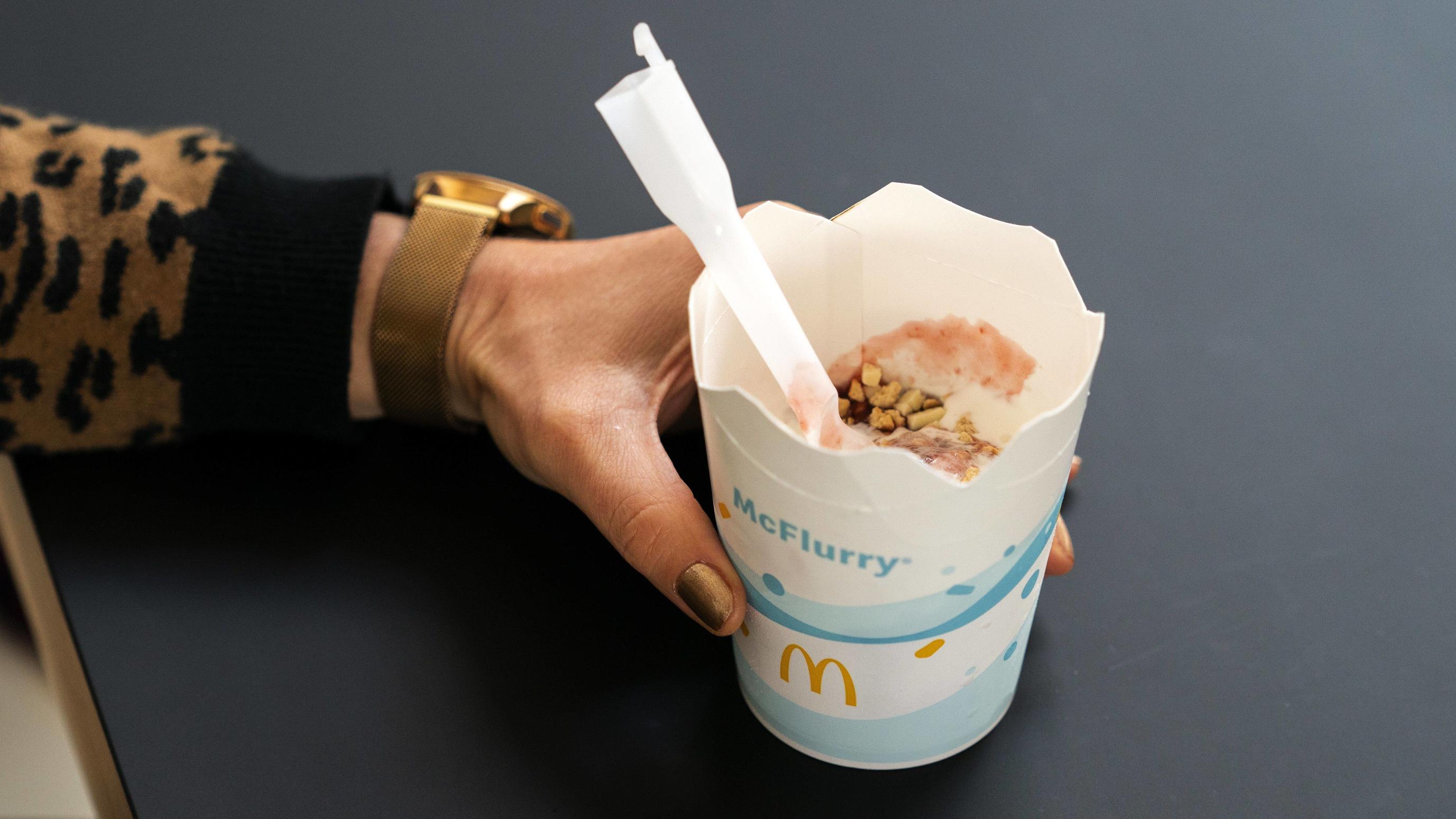 Geheime Funktion: Darum ist der McFlurry-Löffel hohl Frau hält McFlurry-Eis