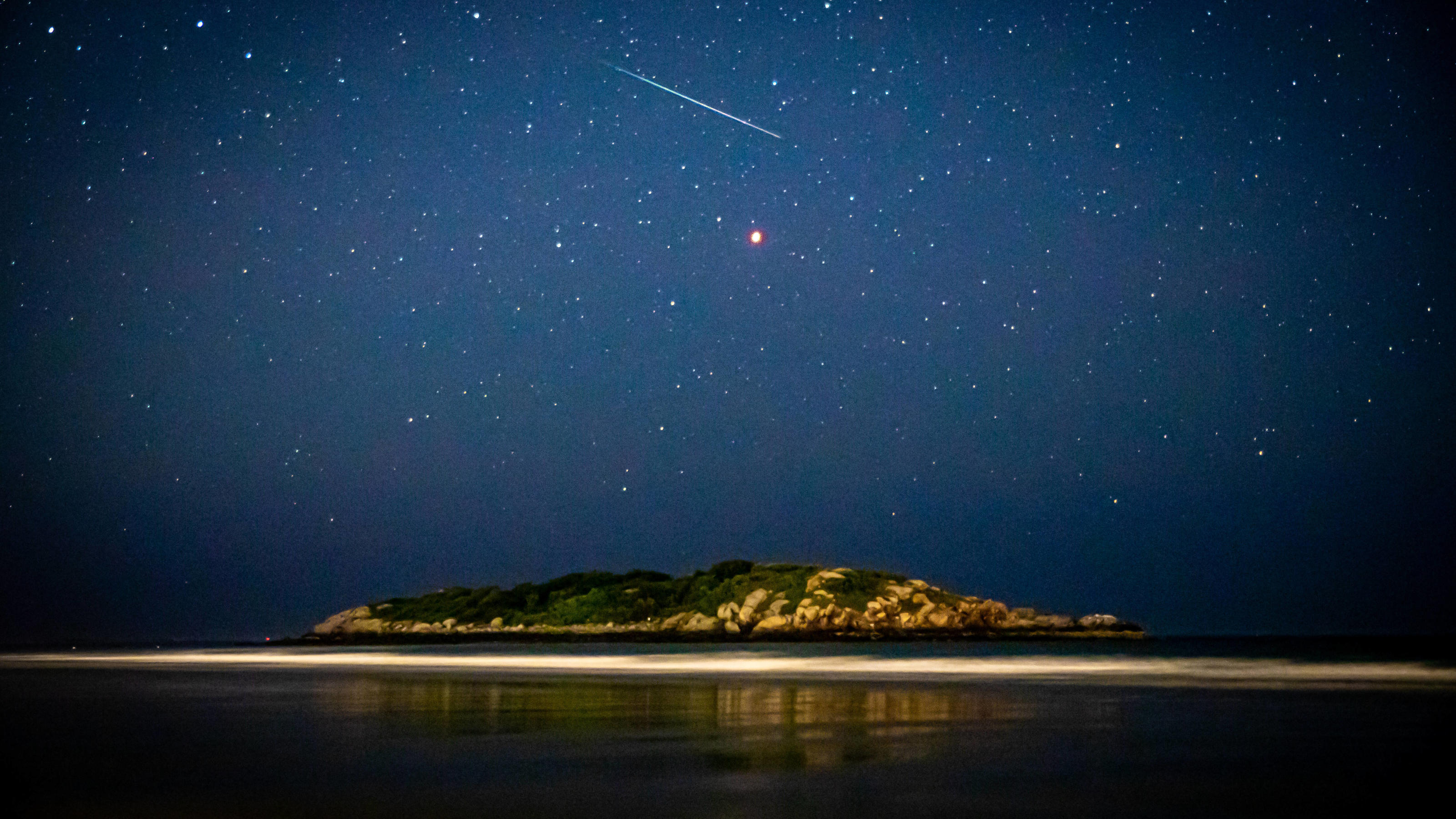Asteroid 2018 VP1 kommt, dann dominiert der Mars den Himmel Meteor shooting through the night sky above island in ocean and Mars. Gloucester, MA, United States PUBLICATIONxINxGERxSUIxAUTxONLY CR_ZEFR200819B-476783-01