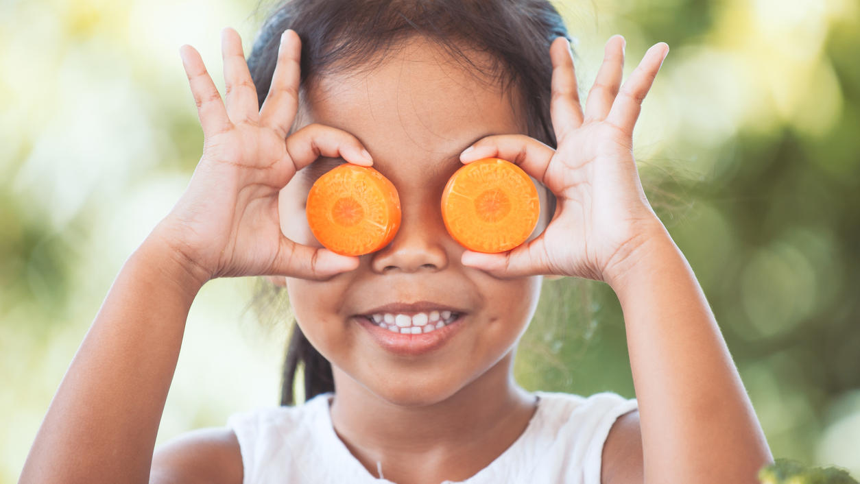 7 Lebensmittel, die wie die Organe aussehen, für die sie gut sind! Möhren sind nicht nur gut für die Augen, sondern ähneln ihnen auch.