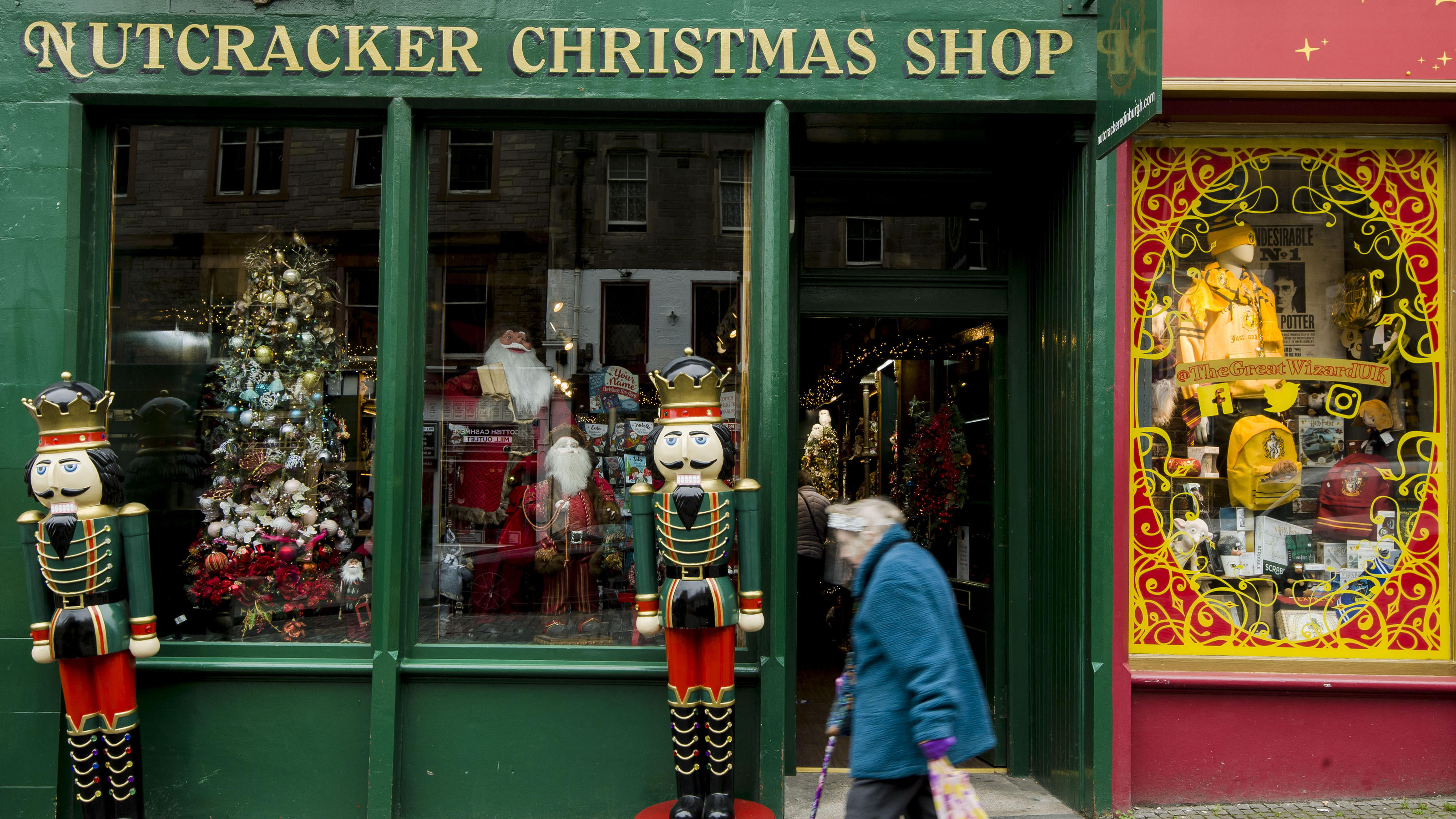 Erstes Land Europas sagt General view of the Nutcracker Christmas shop on the Royal Mile, as Mr Leitch said people should