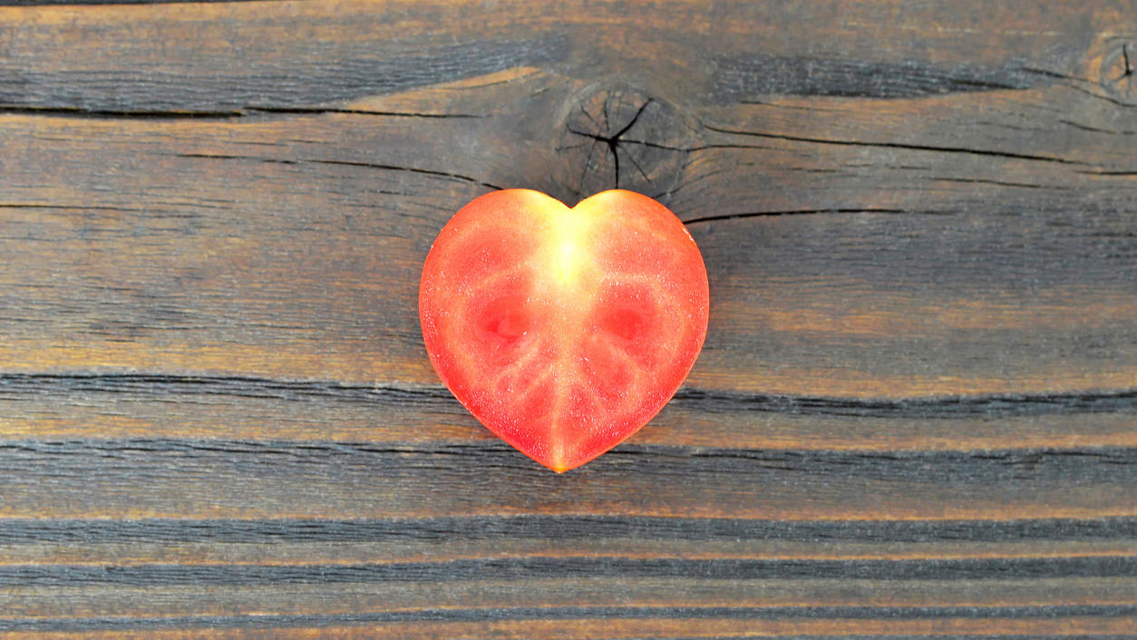 7 Lebensmittel, die wie die Organe aussehen, für die sie gut sind! Das in Tomaten enthaltene Kalium ist wichtig für die Herzfunktion.