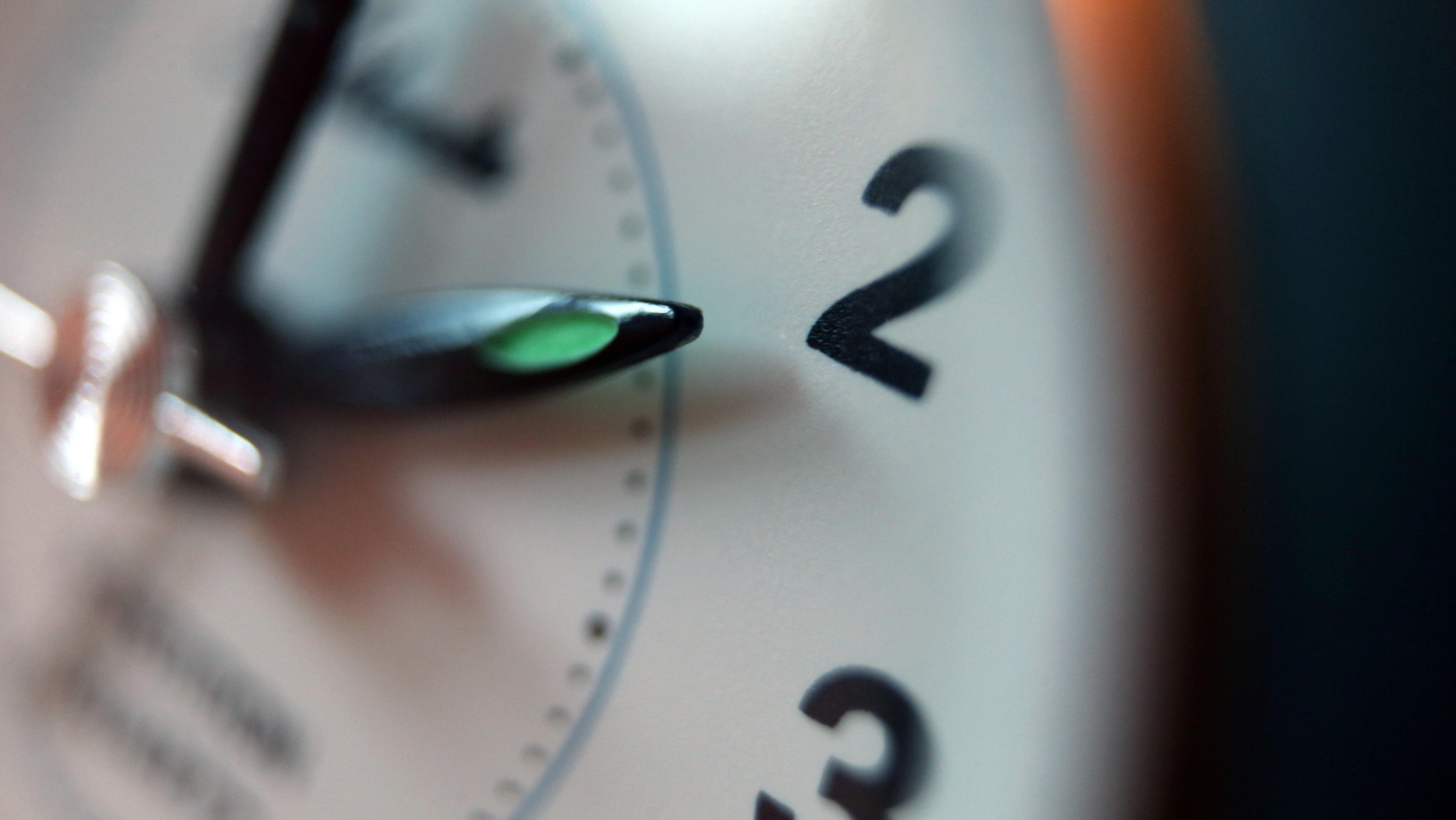 Die wichtigsten Änderungen im Oktober 2021 Der Zeiger eines Weckers steht auf zwei Uhr.