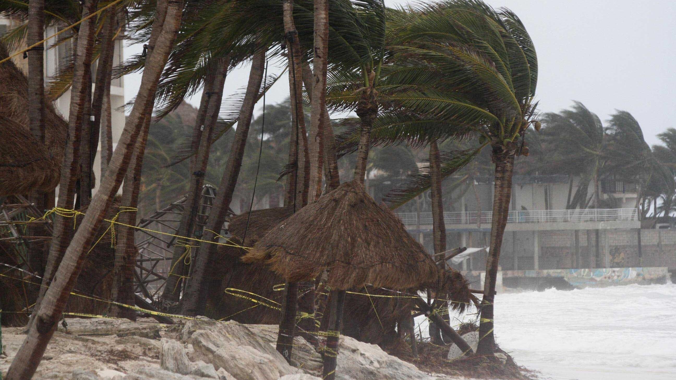 Hurrikan-Saison 2020 zieht mit Rekord-Saison 2005 gleich: Sturm 27 hat seinen Landfall in den USA 27.10.2020, Mexiko, Ciudad del Carmen: Starker Wind bläst am Strand Playa del Carmen, während Hurrikan «Zeta» an der Südostküste Mexikos auf Land getroffen ist. Am Mittwoch soll sich «Zeta» nach Angaben des US-Hurrikanzentrums dann dem nördlichen Gol