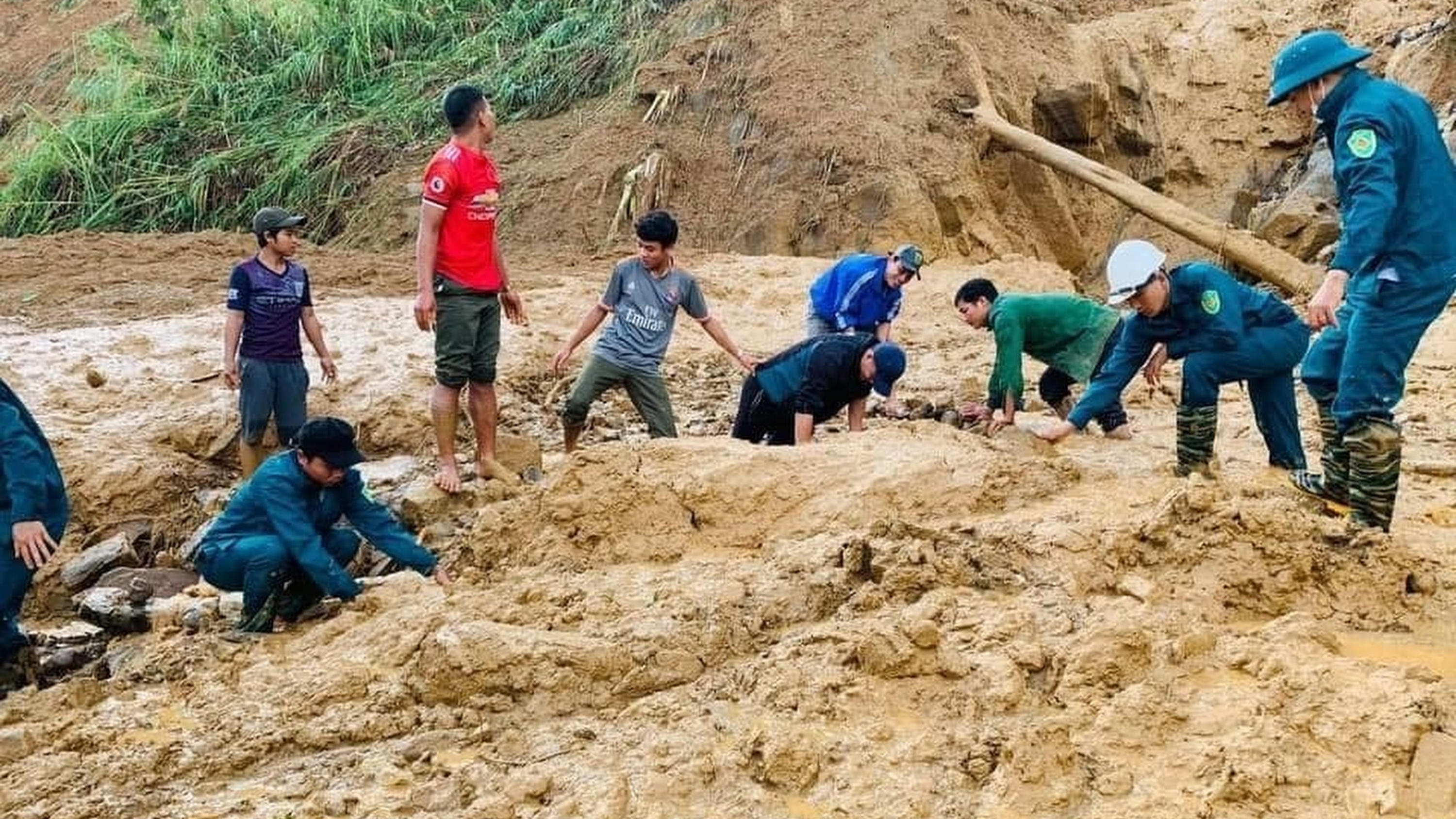 Taifun Molave in Vietnam: Tote durch Erdrutsche Verheerende Erdrutsche in Vietnam. Nach Taifun Molave sind mindestens 13 Menschen tot.