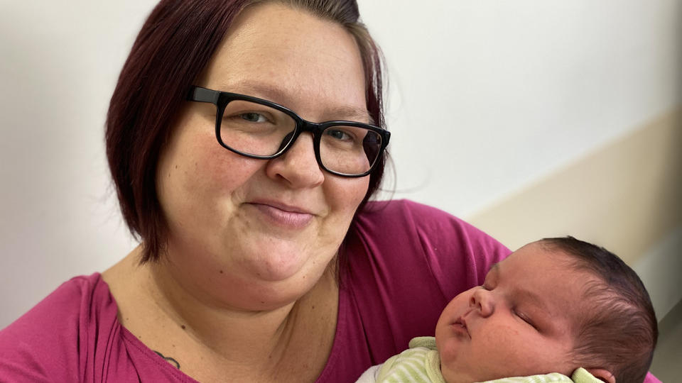 Rekord-Geburt! Leander ist Deutschlands schwerstes Baby Denise Luck und ihr Sohn Leander Joel kurz nach der Geburt