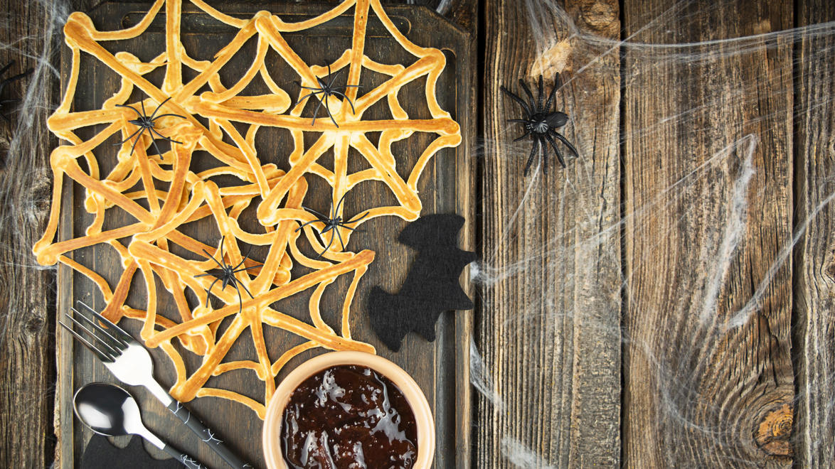 Vier tolle Rezepte für ein schaurig-schönes Halloween-Fest mit der Familie Halloween-Dessertpalatschinken: Spinnennetz mit Marmelade.