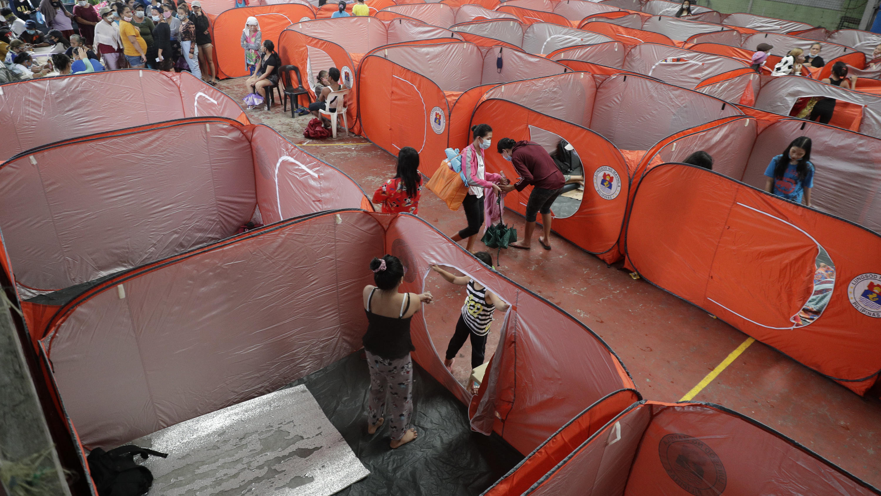 Super-Taifun Goni wütet auf den Philippinen 01.11.2020, Philippinen, Manila: Die Bewohner kommen in ein Evakuierungszentrum, als die Regenfälle des Taifuns Goni einsetzen. Der Taifun traf am frühen Sonntag mit heftigen Winden auf die östlichen Philippinen. Foto: Aaron Favila/AP/dpa +++ dpa-Bil