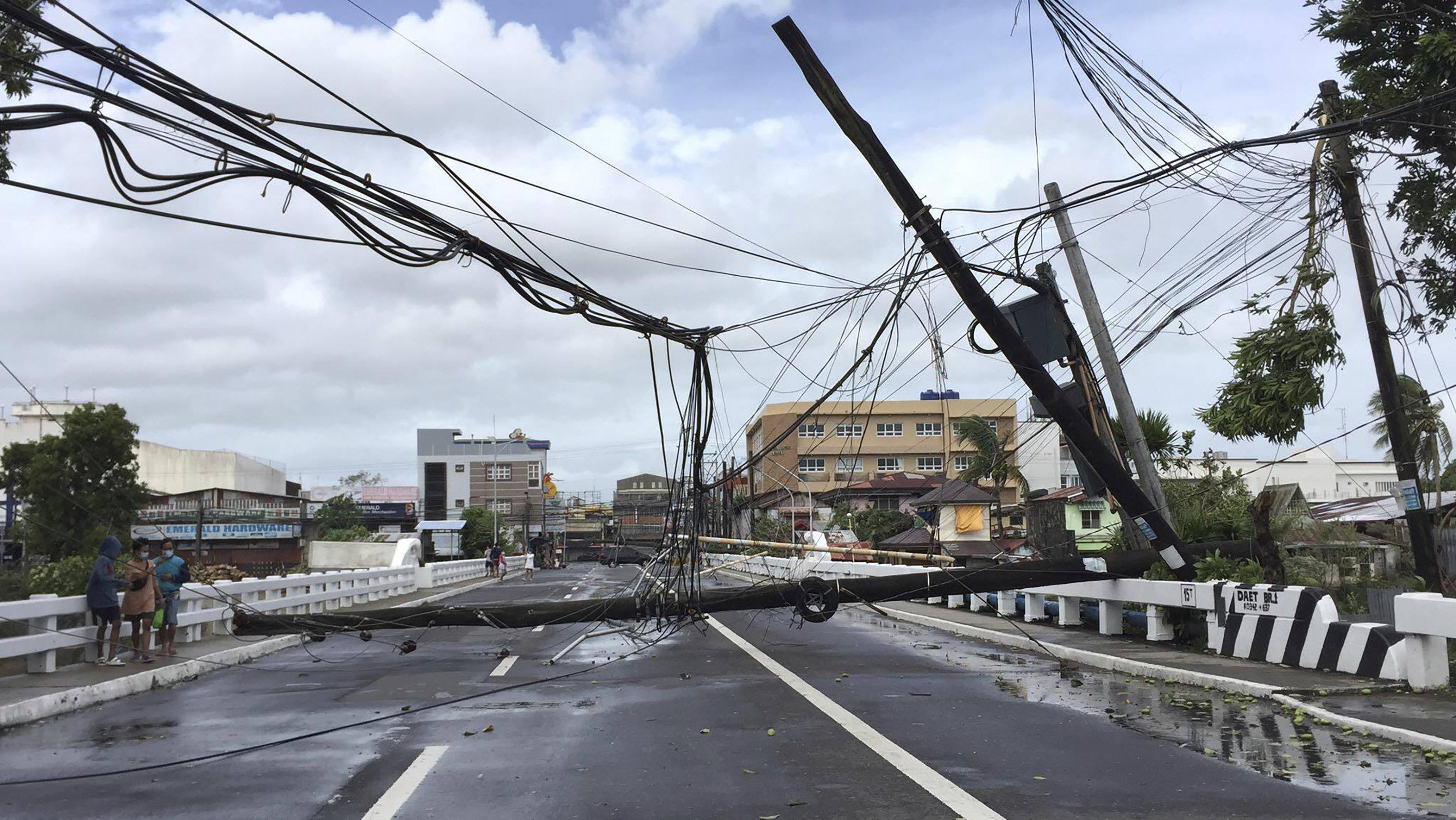 Super-Taifun Goni wütet auf den Philippinen 01.11.2020, Philippinen, Daet: Strommasten sind aufgrund der starken Winde des Taifuns Goni umgestürzt. Der Taifun traf am frühen Sonntag mit heftigen Winden auf den Oster der Philippinen. Foto: Sharalaine Robles Gonzales/AP/dpa +++ dpa-Bildfunk +++