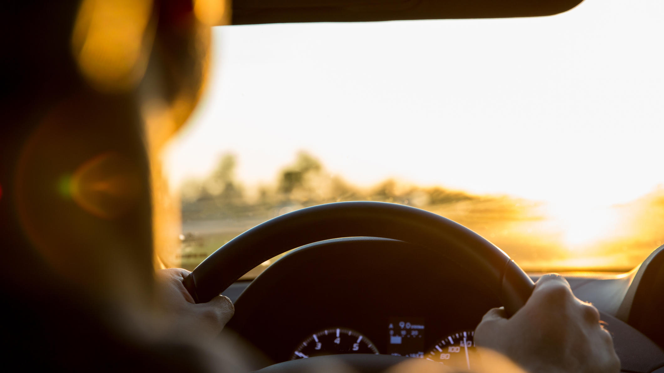 Geblendet durch tief stehende Sonne – das hilft Man drives his car towards the sunset