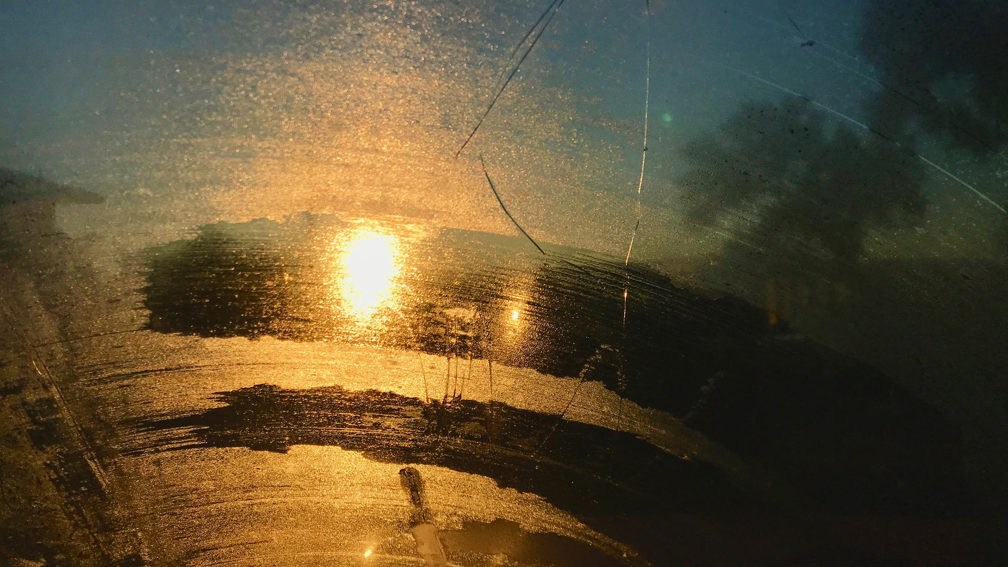 Geblendet durch tief stehende Sonne – das hilft Die tief stehende Sonne blendet besonders, wenn die Windschutzscheibe beschlagen ist.
