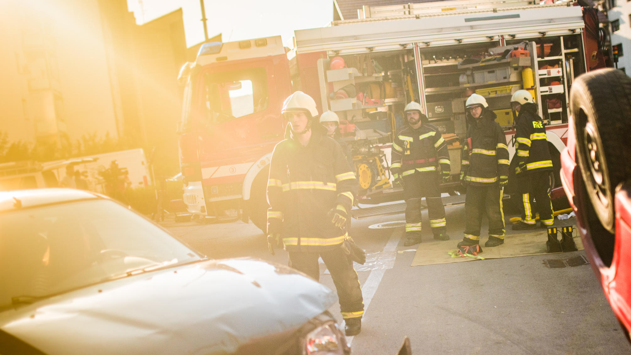 Geblendet durch tief stehende Sonne – das hilft Unfall durch tief stehende Sonne: War der Fahrer zu schnell?