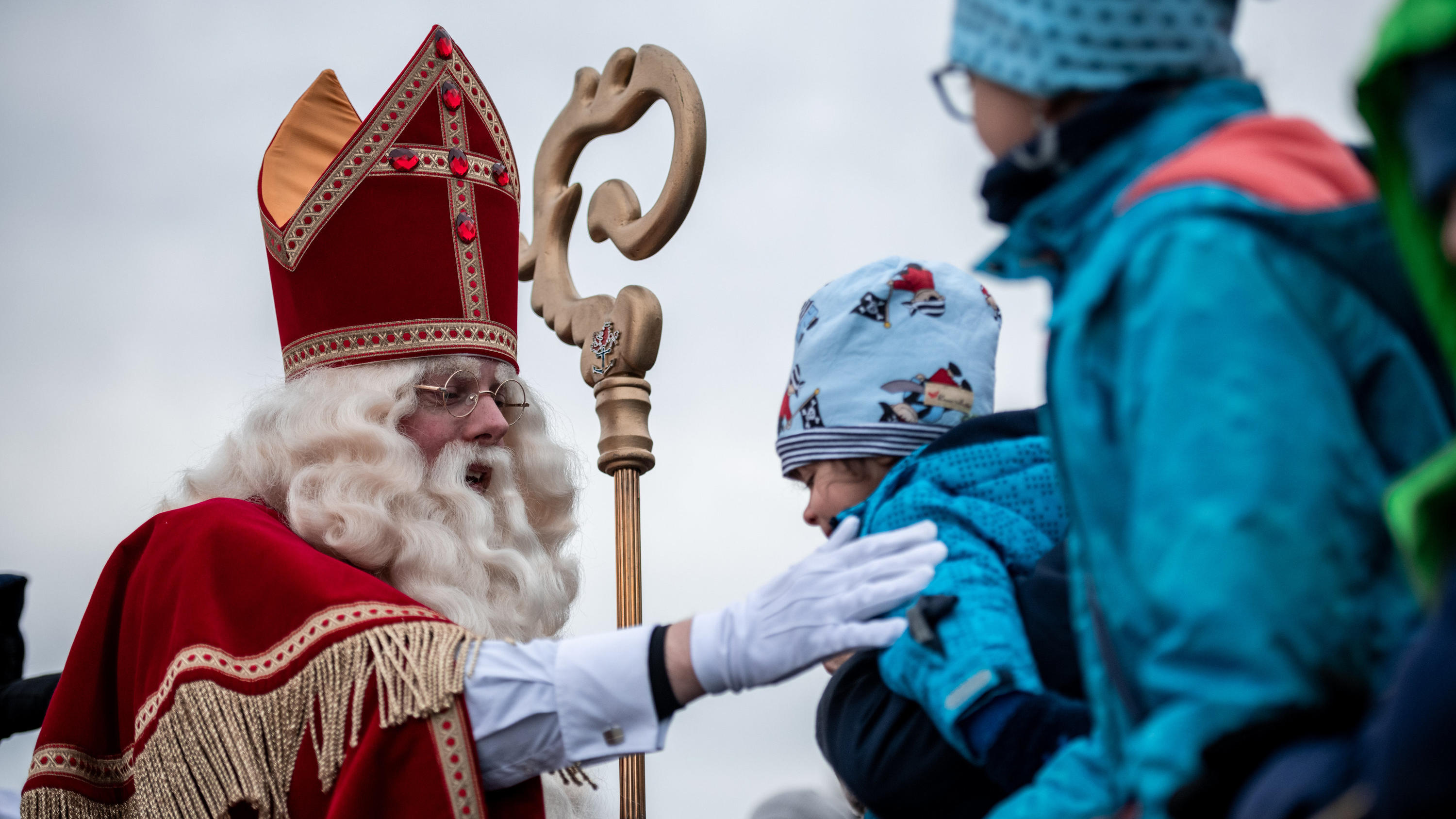 So bringt der Nikolaus die Kinderaugen 2020 zum Strahlen 01.12.2019, Nordrhein-Westfalen, Krefeld: Der Nikolaus begrüßt die wartenden Kinder. Der Sinterklaas (Nikolaus) aus Venlo kommt mit mehreren «Zwarten Piets» (Schwarze Peter) im Gefolge am Steiger in Krefeld mit dem Boot an. Traditionell verteilen die