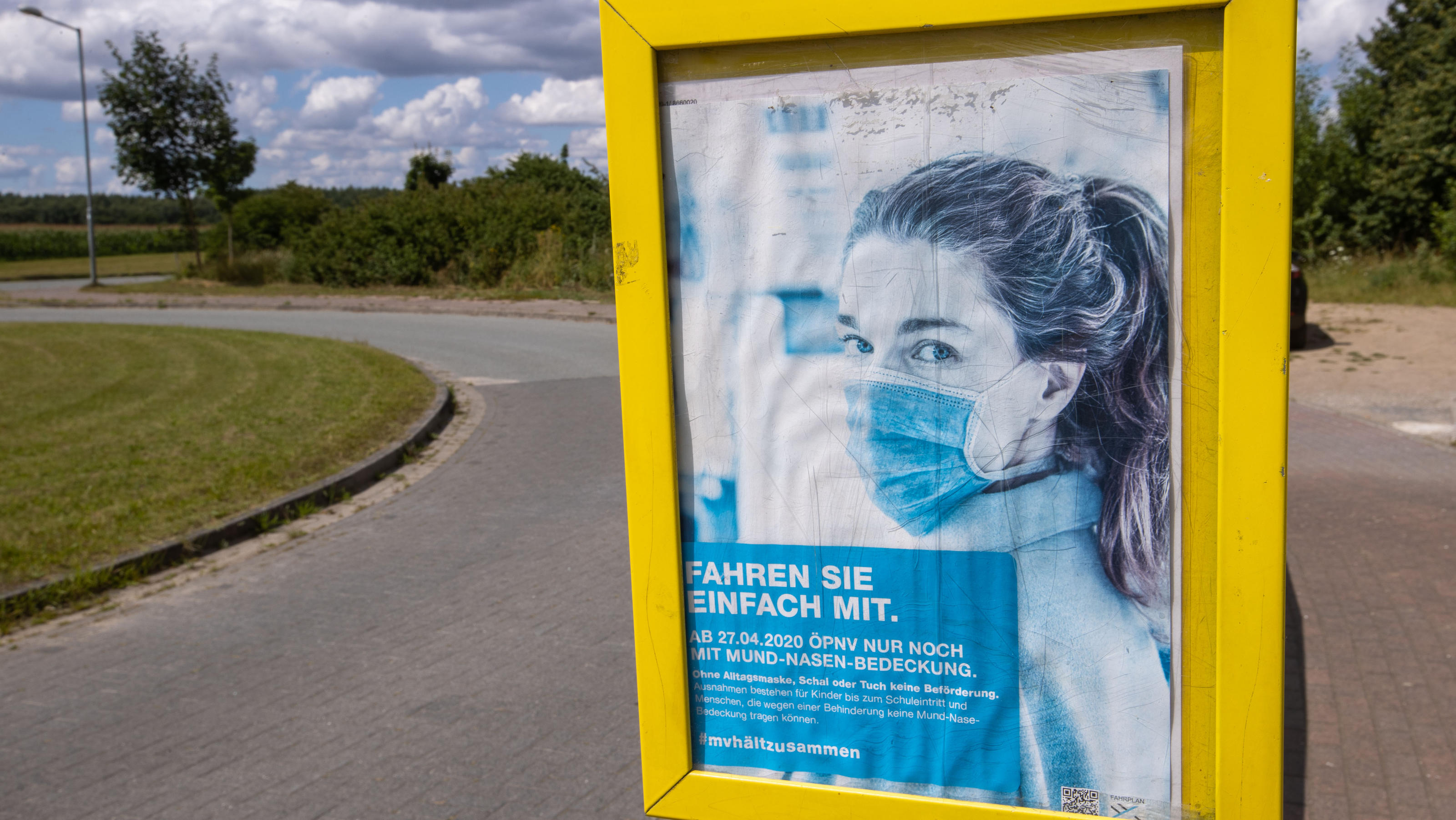 Schulbusfahrer lässt 12-Jährigen wegen fehlender Corona-Maske nicht mitfahren Mecklenburg-Vorpommern: Eine Haltestelle für Schulbusse vor der Grund- und Realschule Lützow.