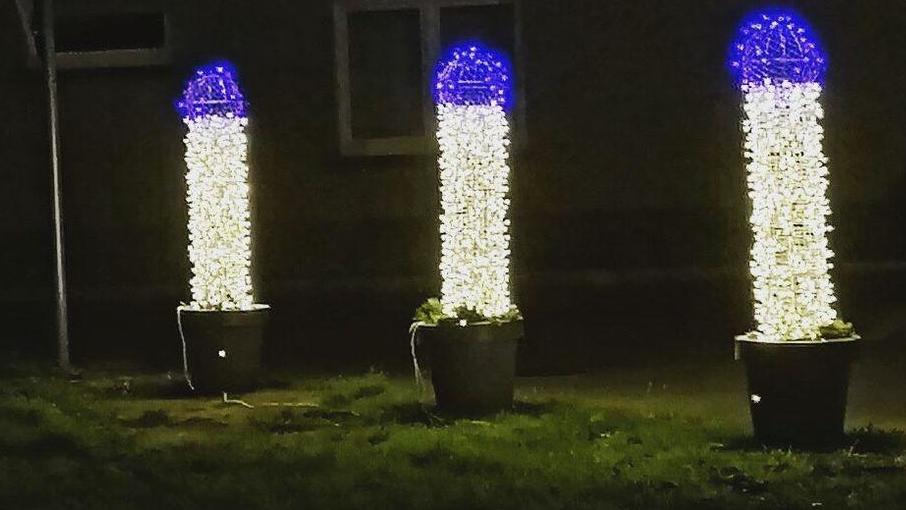 Penis-Panne! Stadt stellt aus Versehen überall Leucht-Dödel auf Peinliche Panne: Diese Leuchtröhren schmücken die Stadt in diesem Jahr.