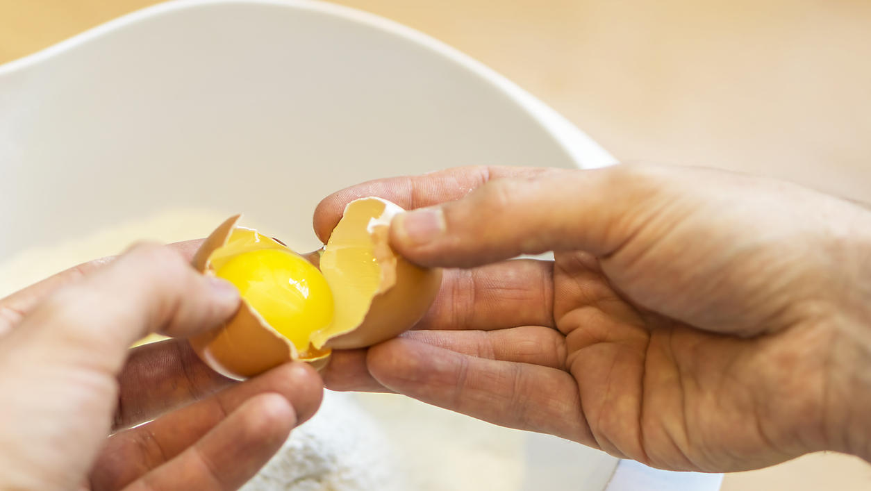 Wir haben wahrscheinlich unser Leben lang Eier falsch aufgeschlagen - so geht's richtig! Eier sollten nicht an einer scharfen Kante aufgeschlagen werden.