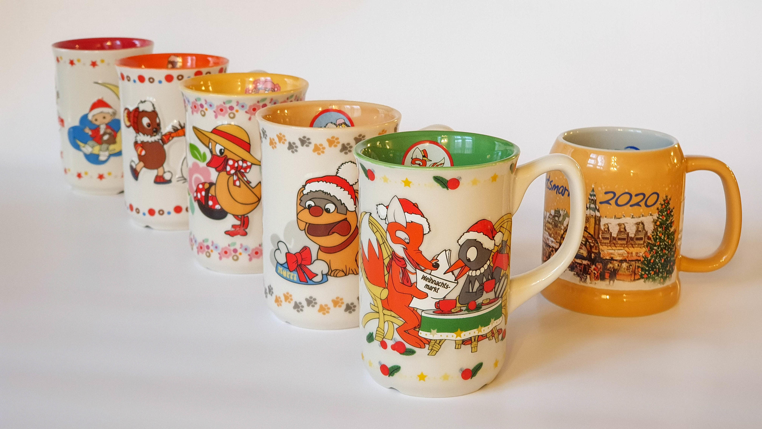 Herr Fuchs und Frau Elster feiern Weihnachten Kindertassen der vergangenen Jahre vom Leipziger Weihnachtsmarkt