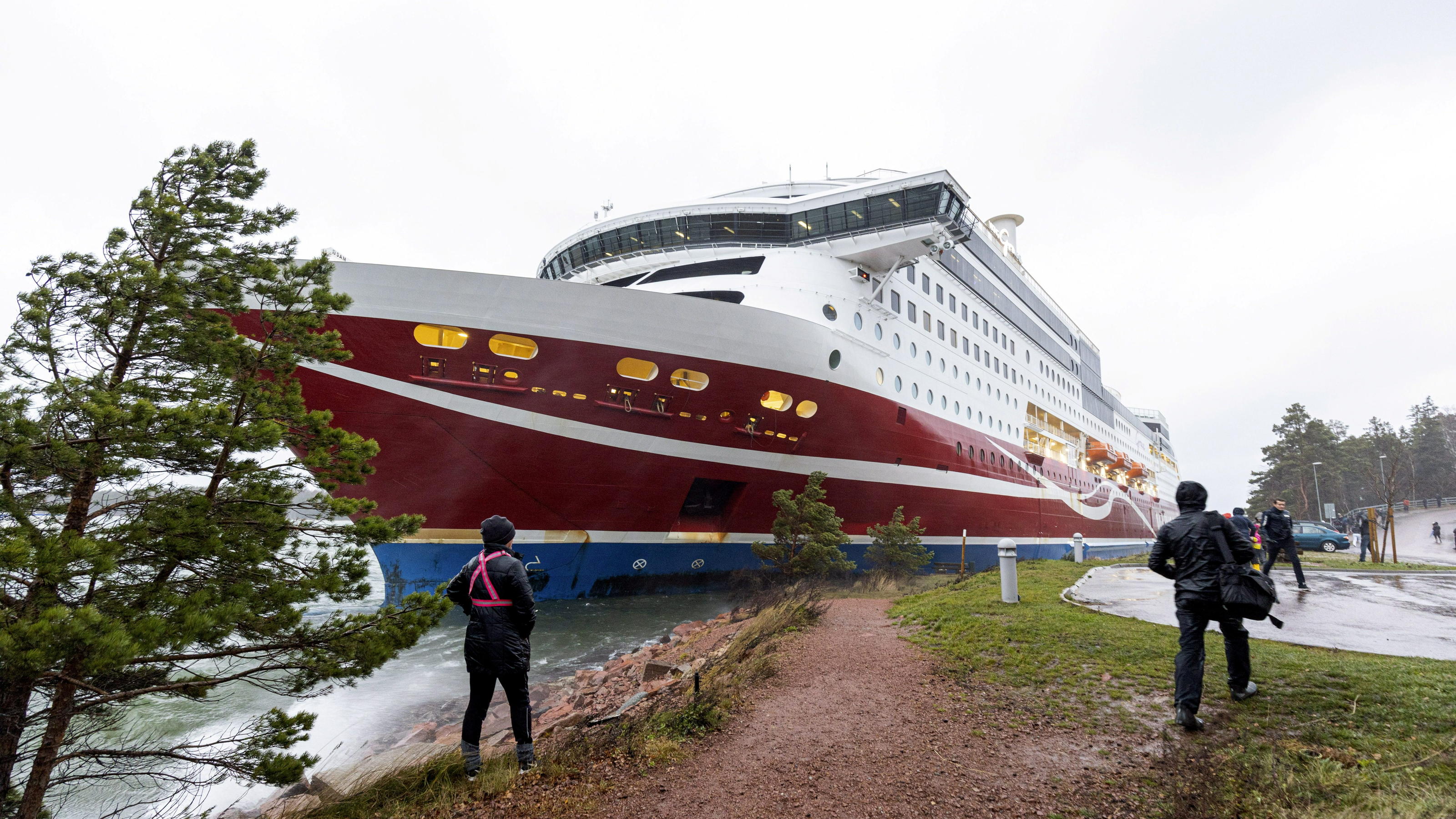 Ostsee-Fähre läuft vor Finnland auf Grund People gather after Viking Line cruise ferry Viking Grace ran aground with some 300 passengers in south of Mariehamn, autonomous Aland Islands territory, Finland November 21, 2020. According to the Coast Guard, no injuries or oil leaks have occurred