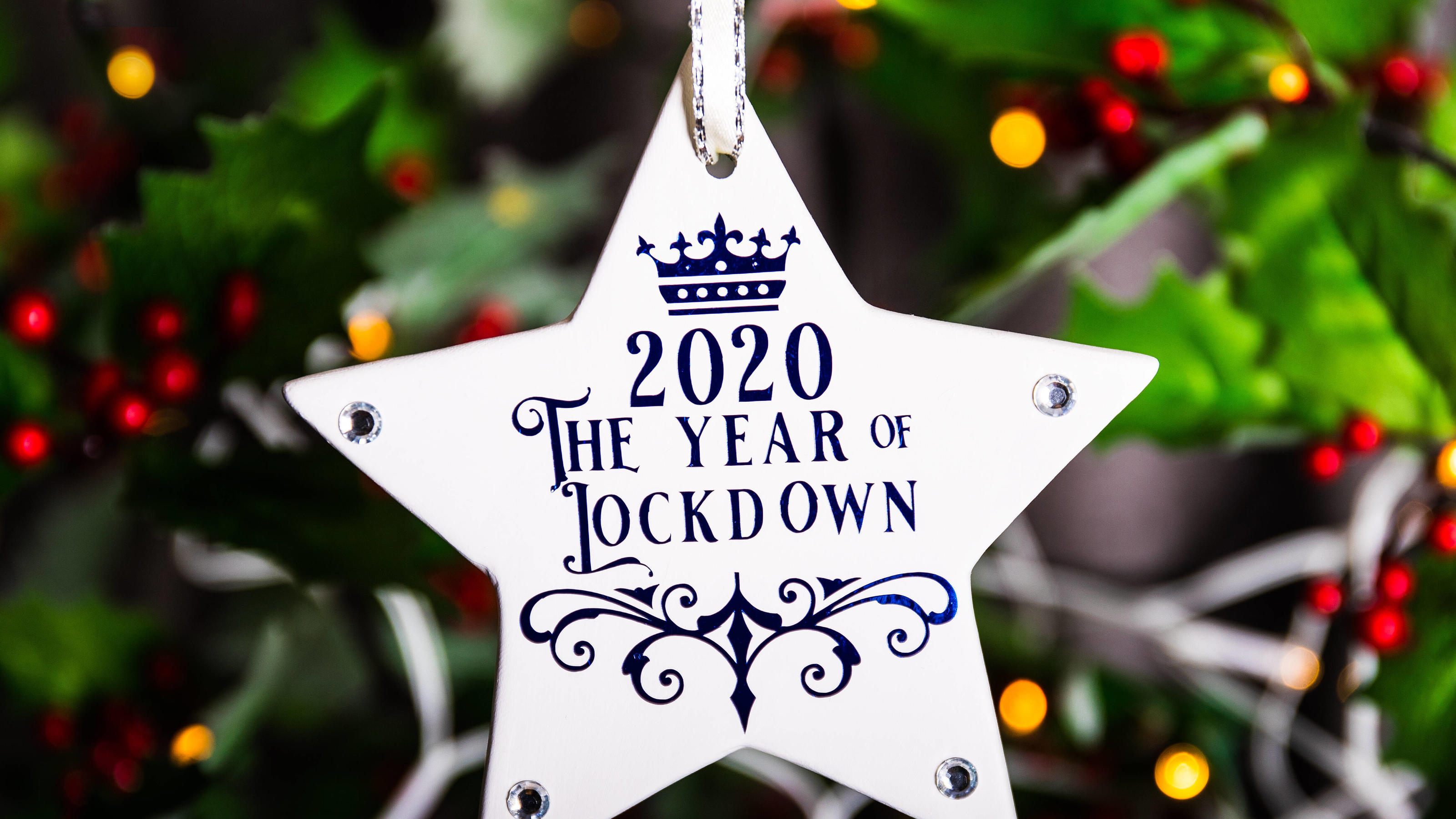 Scholz und Söder wollen Lockdown verlängern Coronavirus - Mon Nov 9, 2020 A general view of a Christmas decoration that says 2020 The Year of Lockdown hanging on a Christmas tree, as the UK heads into the festive period in lockdown due to the coronavirus pandemic. PUBLICATIONxINxGERxSUIxAUTxO