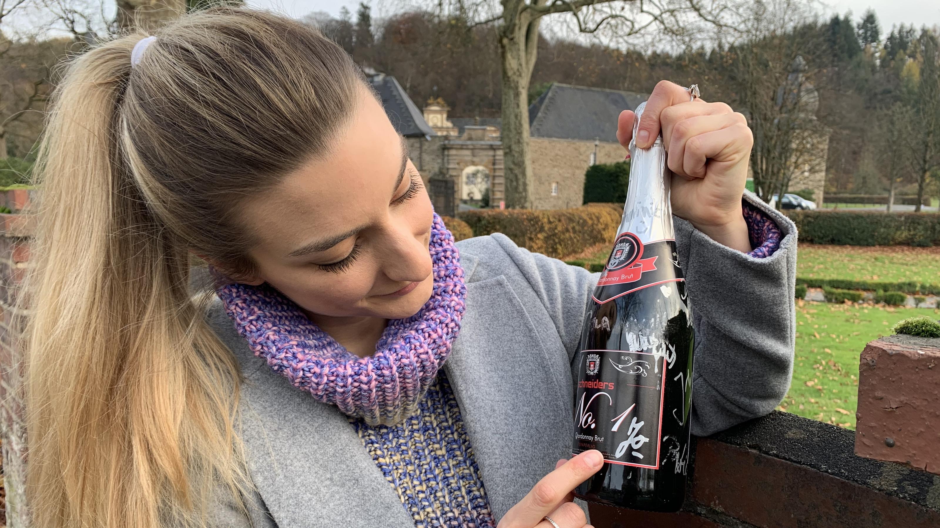 Wieso ein Soap-Kuss fast mein berufliches Leben verändert hätte Redakteurin Daria Bücheler mit einer Flasche Chardonnay aus dem Bistro Schneiders.