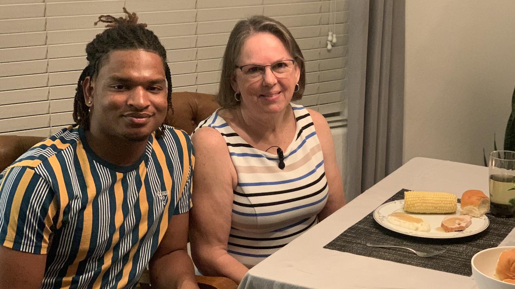 Oma schickt Einladung an falsche Nummer - jetzt feiert sie zum fünften Mal gemeinsam mit dem ehemaligen Fremden Wanda Dench und Jamal Hinton beim Thanksgiving-Essen 2020