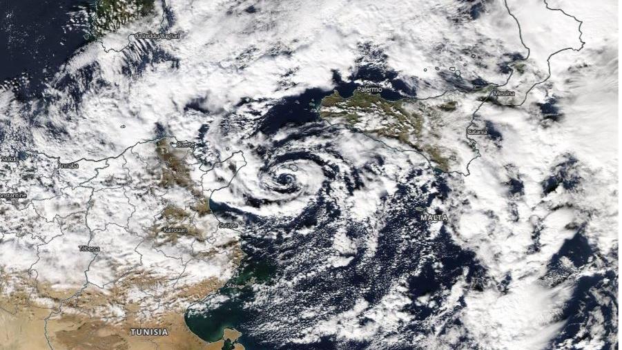 Italien: Heftige Unwetter-Serie trifft Sizilien, Kalabrien und Apulien Aus dem Wetterarchiv: Ansatz eines Medicanes über dem Mittelmeer