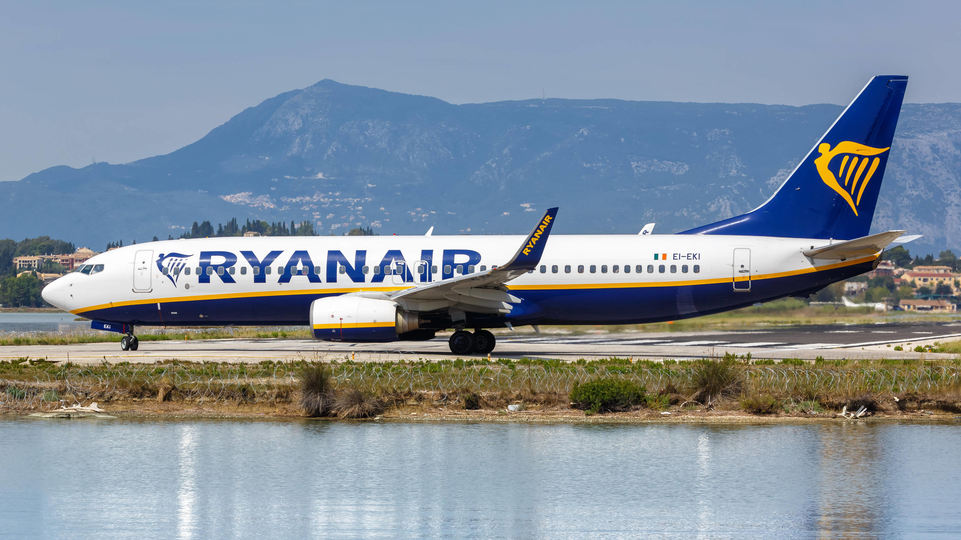 Das ändert sich im Dezember 2020 für Verbraucher Ryanair Boeing 737-800 Flugzeug Flughafen Korfu in Griechenland Korfu, Griechenland - 19. September 2020: Eine Boeing 737-800 der Ryanair mit dem Kennzeichen EI-EKI auf dem Flughafen Korfu CFU in Griechenland. *** Ryanair Boeing 737 800 aircraft Cor