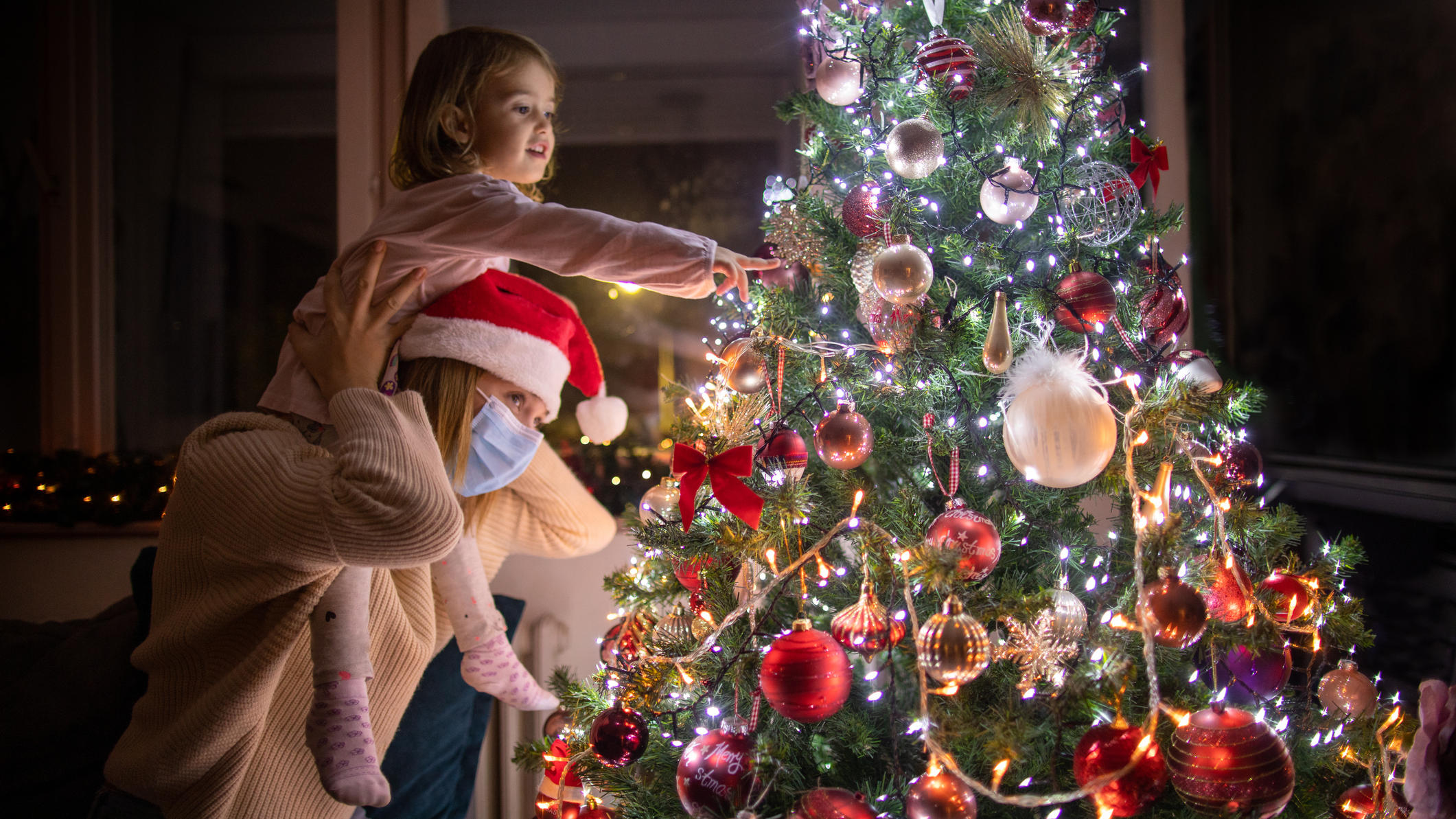 Das ändert sich im Dezember 2020 für Verbraucher Mutter und Tochter vor Weihnachtsbaum