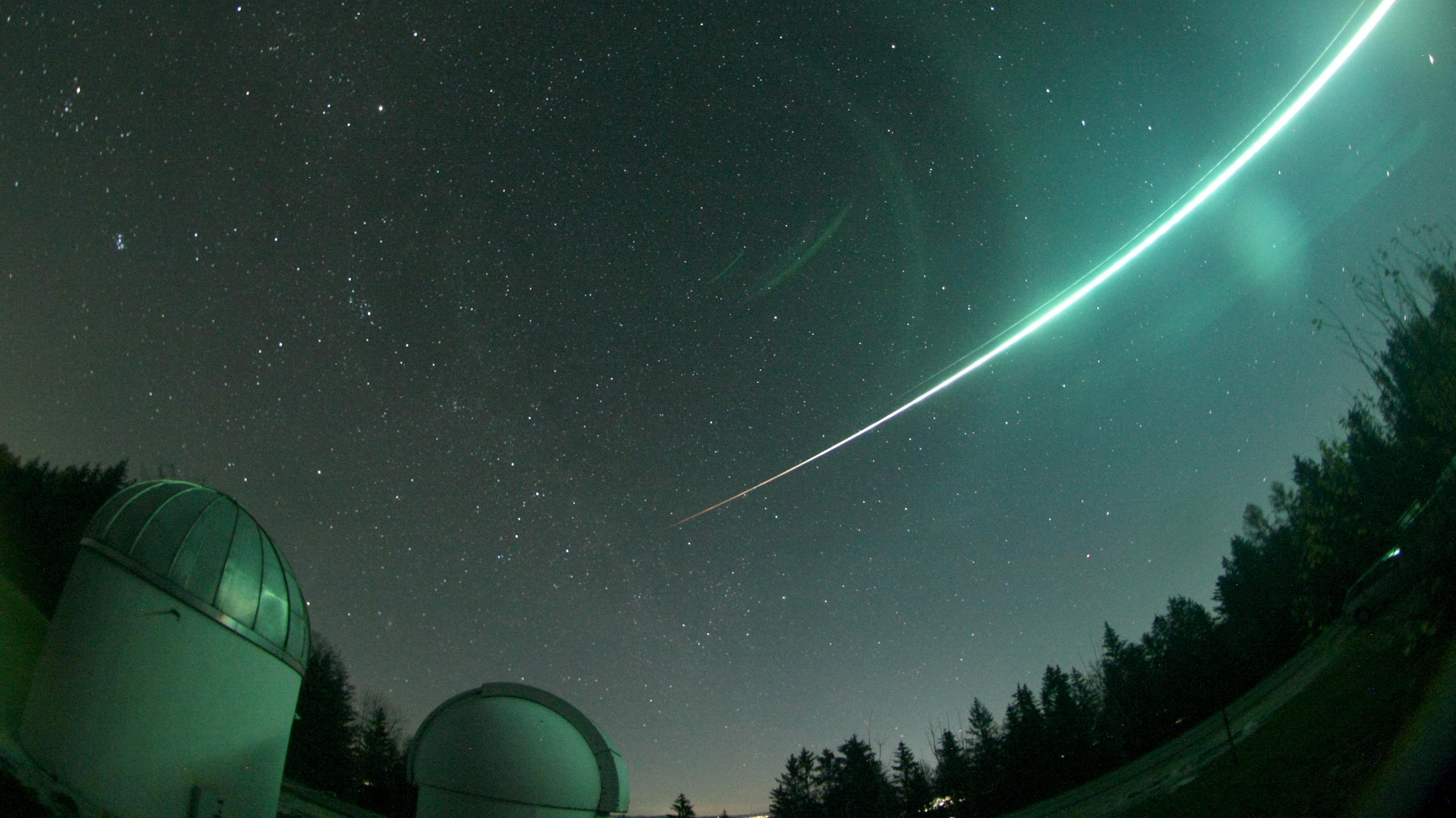 Feuerball am Himmel über Deutschland gesichtet HANDOUT - 19.11.2020, Bayern, Gahberg: Ein Lichtstrahl, aufgelöst durch einen Meteorit, leuchtet am nächtlichen Himmel über der Sternwarte Gahberg am Starnberger See. Eine besonders helle Erscheinung am Nachthimmel hat in Süddeutschland und Österreic