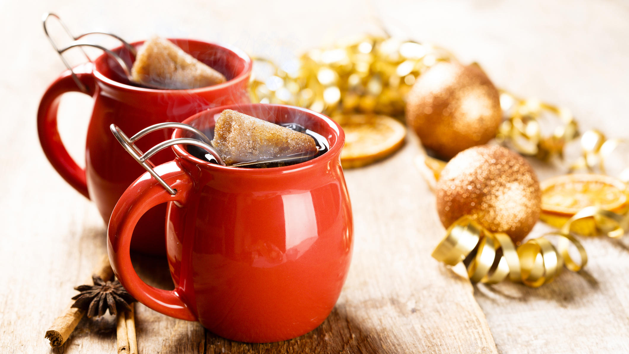Glühwein, Eierpunsch & Co.: Welche Weihnachtsdrinks haben die meisten Kalorien? Feuerzangenbowle